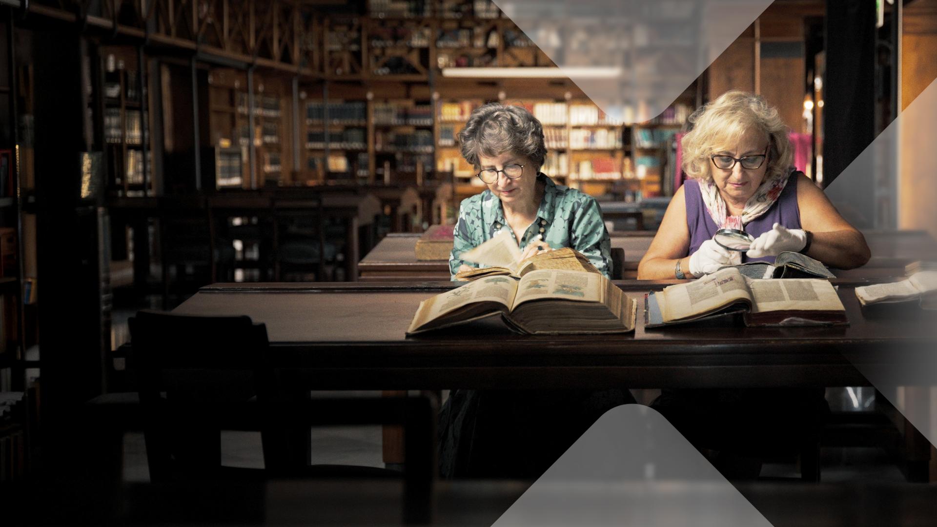 Zwei Frauen in Bibliothek