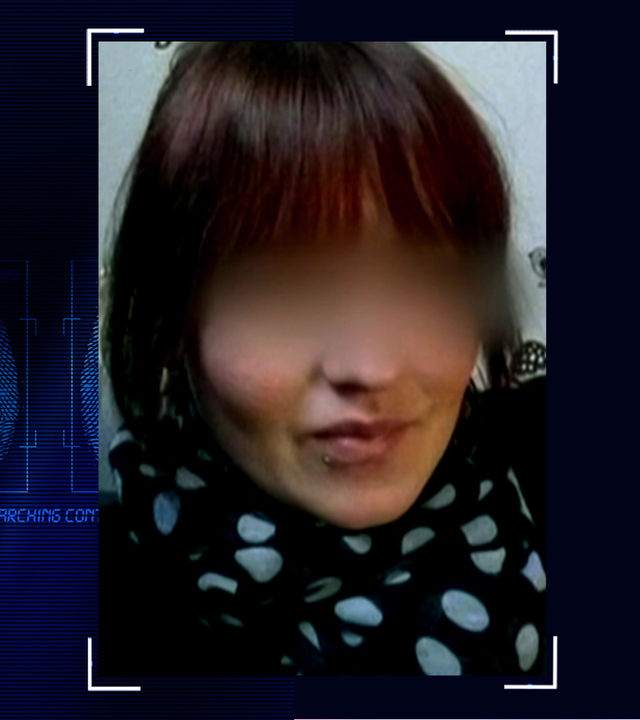 Portraitfoto des Opfers (technisch verfremdet). Links daneben: Lichtschematische Darstellung eines Fingerabdrucks.