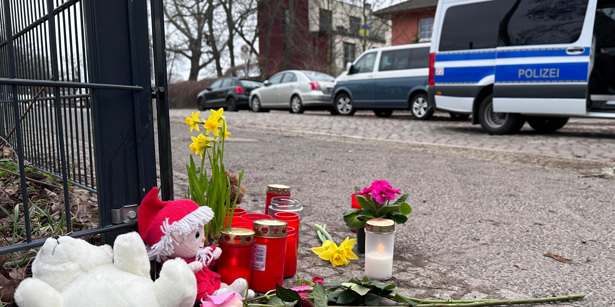 22.02.2023, Berlin: Unbekannte haben unweit des Bürgerparks in Pankow Plüschtiere, Kerzen und Blumen zum Gedenken an ein Kind abgelegt. 