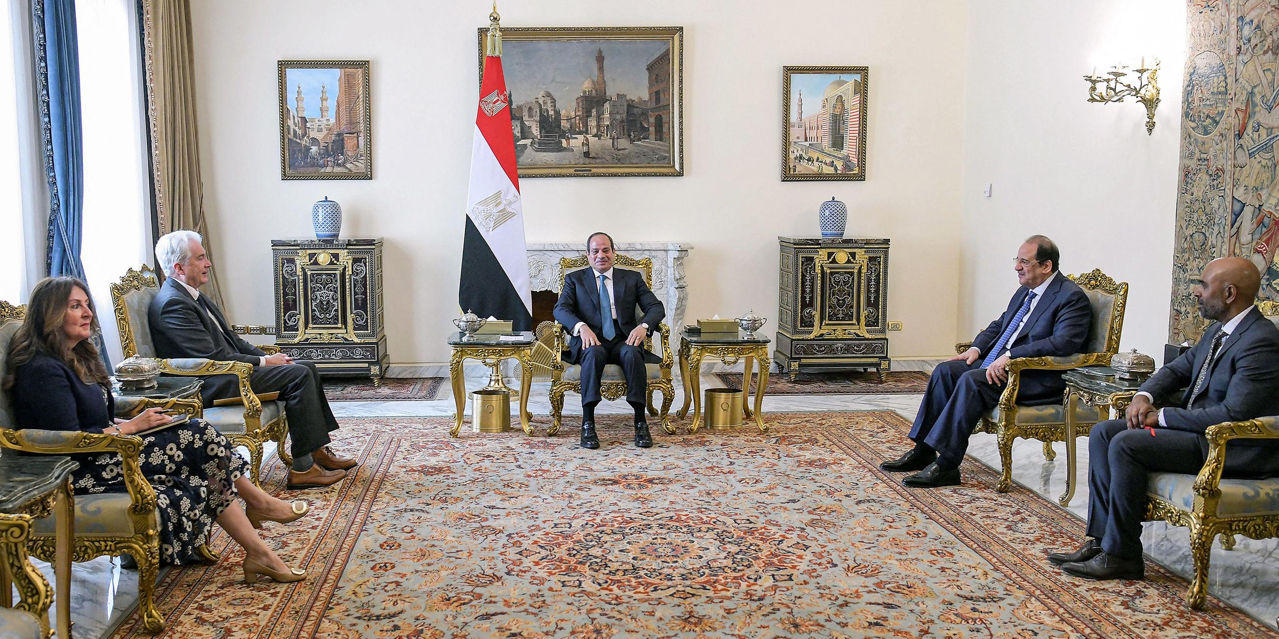 Treffen in Kairo: Ägyptens Präsident Abdel Fattah al-Sisi (M.) und Geheimdienstchef Abbas Kamel (2.v.r.), CIA-Direktor William Burns (2.v.l.) und US-Botschafterin Herro Mustafa Garg (l.)