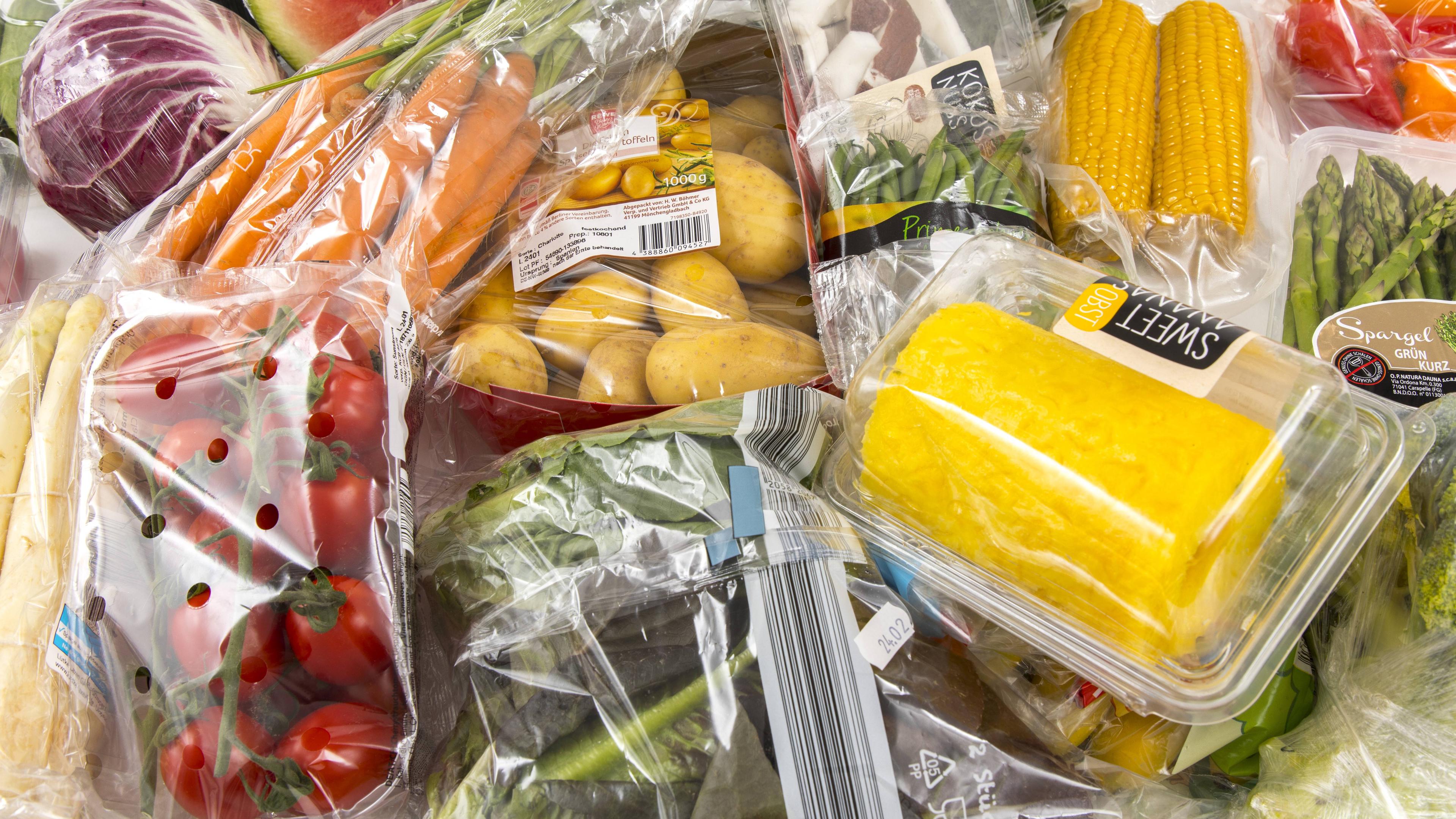 Obst und Gemüse in Plastikfolie verpackt