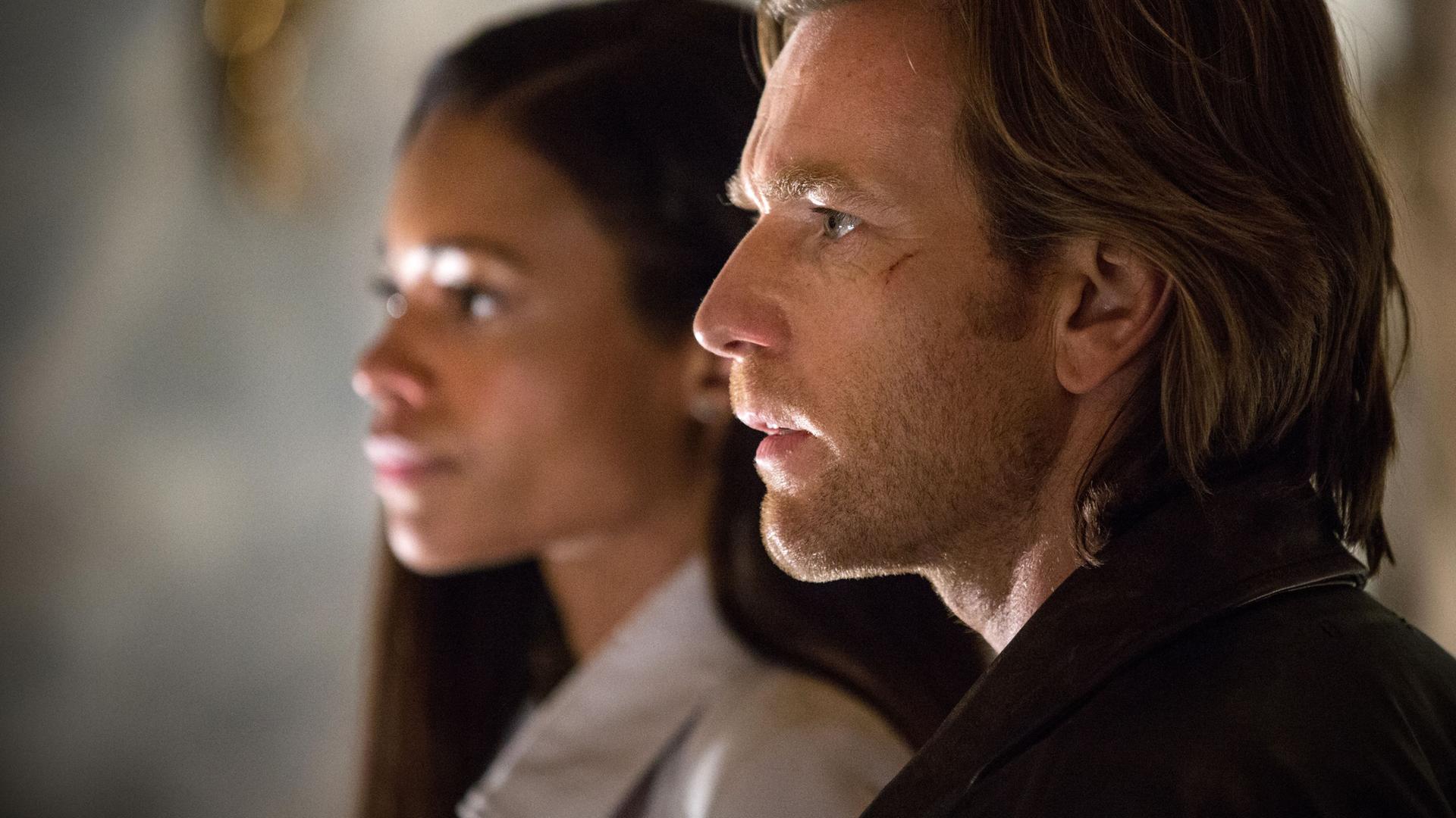 erry (Ewan McGregor) und Gail (Naomie Harris) stehen nebeneinander und blicken ernst nach vorne.