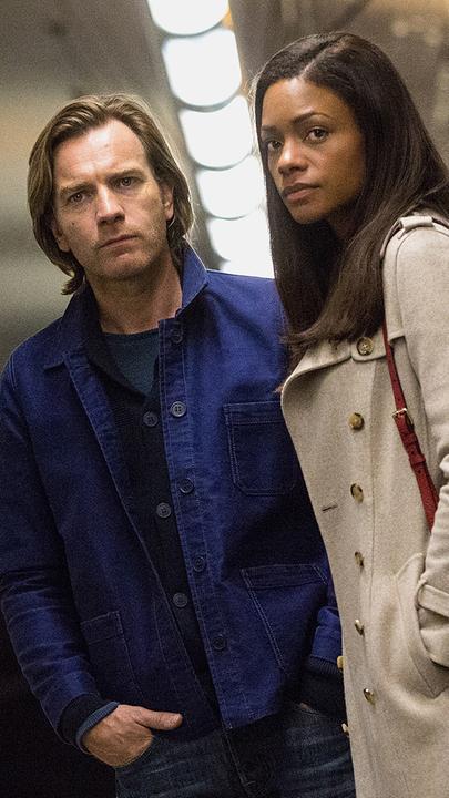 Perry (Ewan McGregor) und Gail (Naomie Harris) stehen in einer U-Bahn-Station am Gleis und scheinen auf die Bahn zu warten