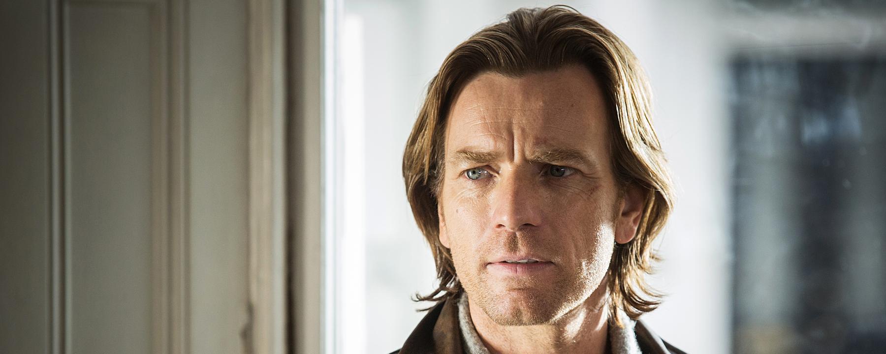 Perry (Ewan McGregor) ist mit ernstem Blick in einer nahen Einstellung zu sehen.