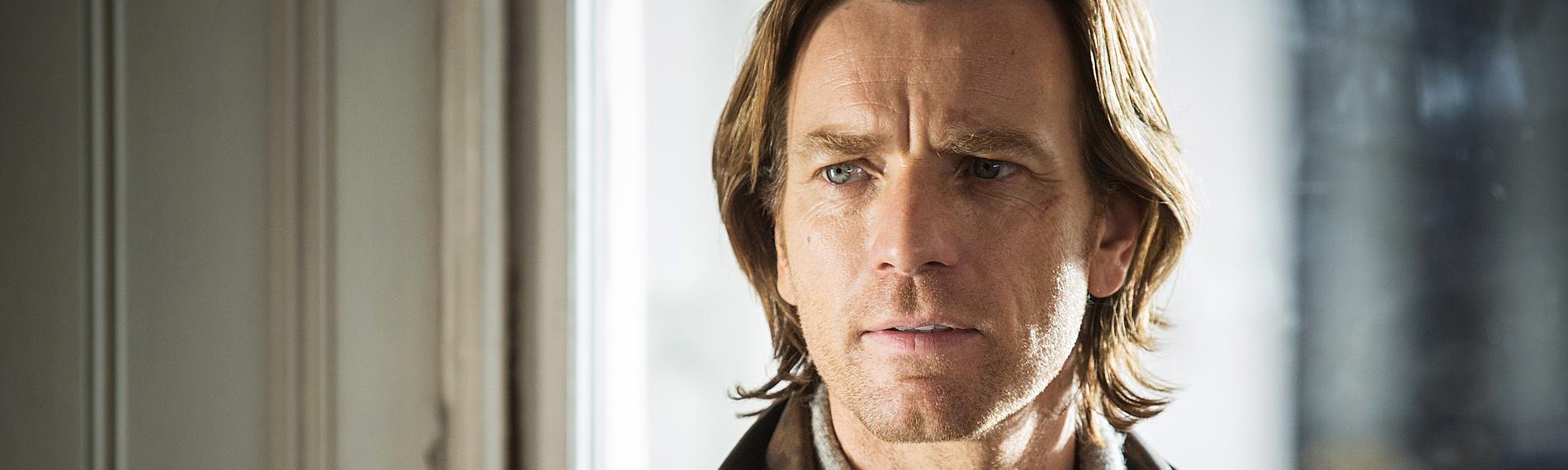 Perry (Ewan McGregor) ist mit ernstem Blick in einer nahen Einstellung zu sehen.