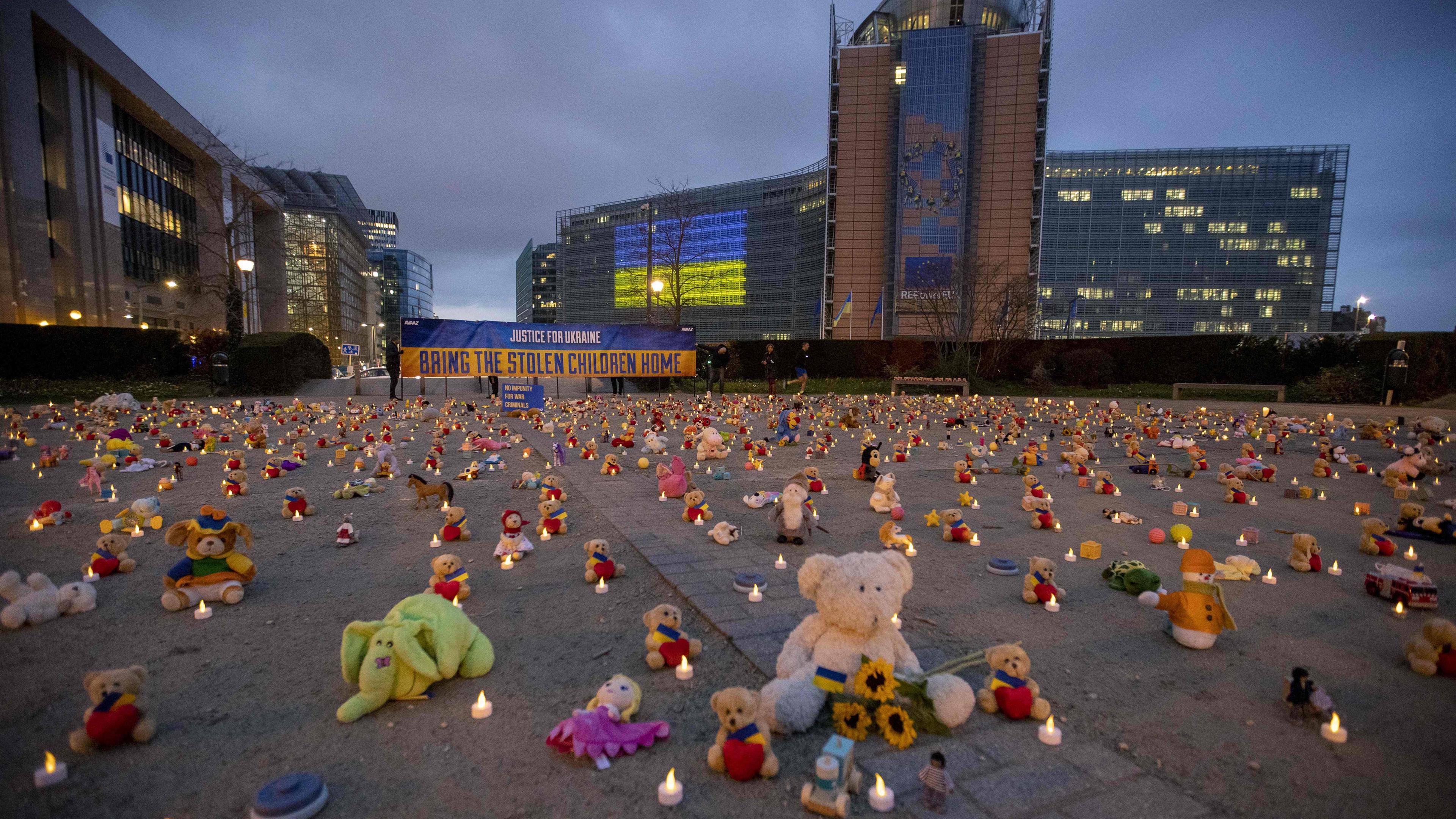 Teddys und Spielzeug zum Gedenken an verschleppte Kinder während Ukraine Krieges