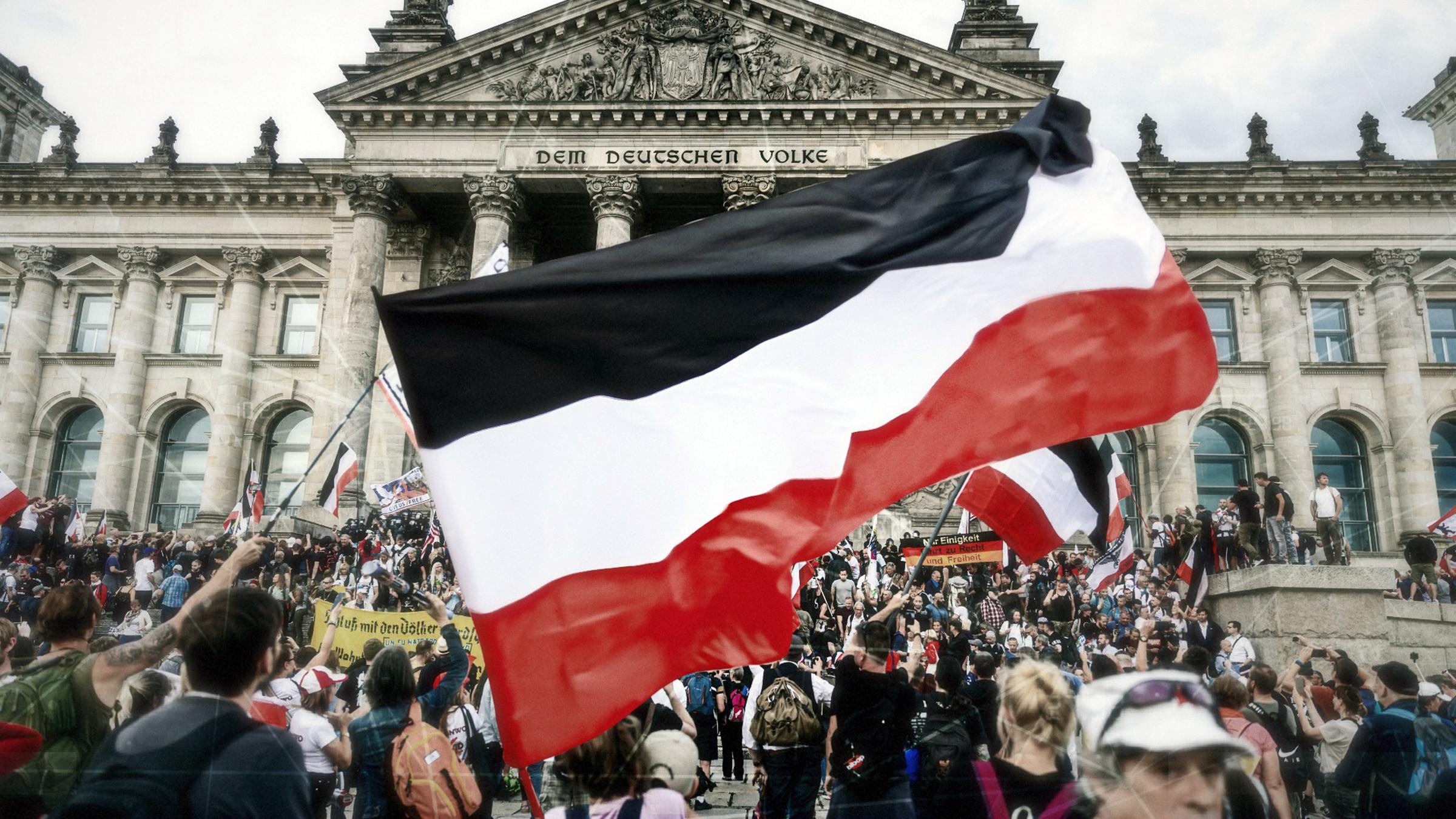Sturm auf dem Bundestag/Reichstag Deutschland, Berlin am 29.08.2020: einige Hunderte Demonstrierende die gegen den Corona-Maasnahmen sind, sturmen auf die Treppen des Reichstages. Viele Trugen die Reichsflagge sowie die russische und die Amerikanische.