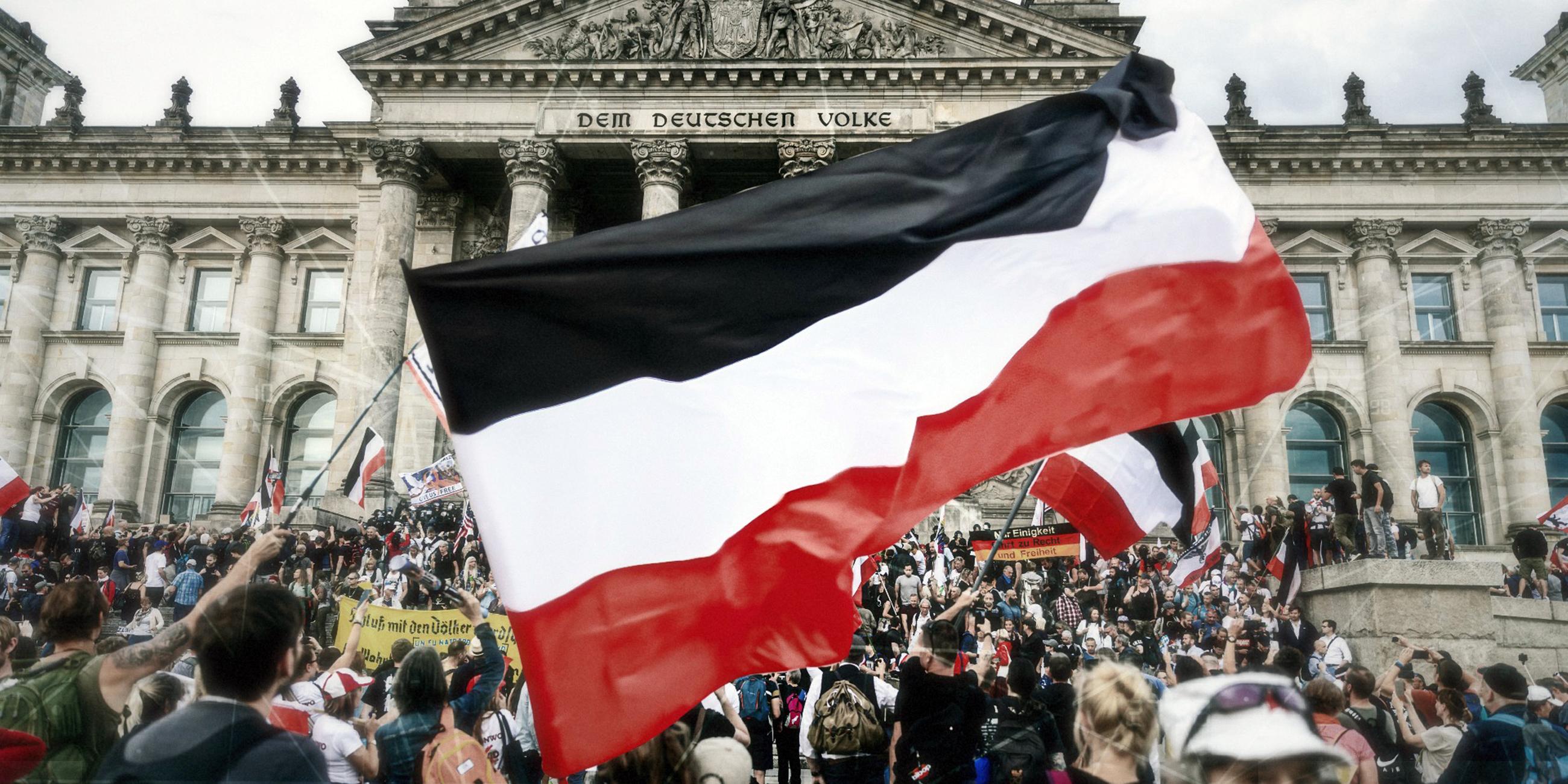 Sturm auf dem Bundestag/Reichstag Deutschland, Berlin am 29.08.2020: einige Hunderte Demonstrierende die gegen den Corona-Maasnahmen sind, sturmen auf die Treppen des Reichstages. Viele Trugen die Reichsflagge sowie die russische und die Amerikanische.