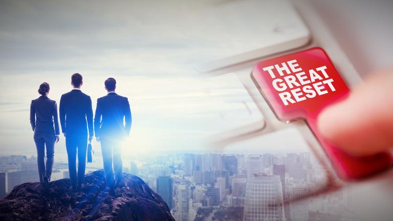 Montage: Rechts die Nahaufnahme einer Tastatur, ein Finger drückt die Taste "The Great Reset"; links drei Anzugträger auf einem Hügel, den Blick auf die Skyline einer Großstadt.