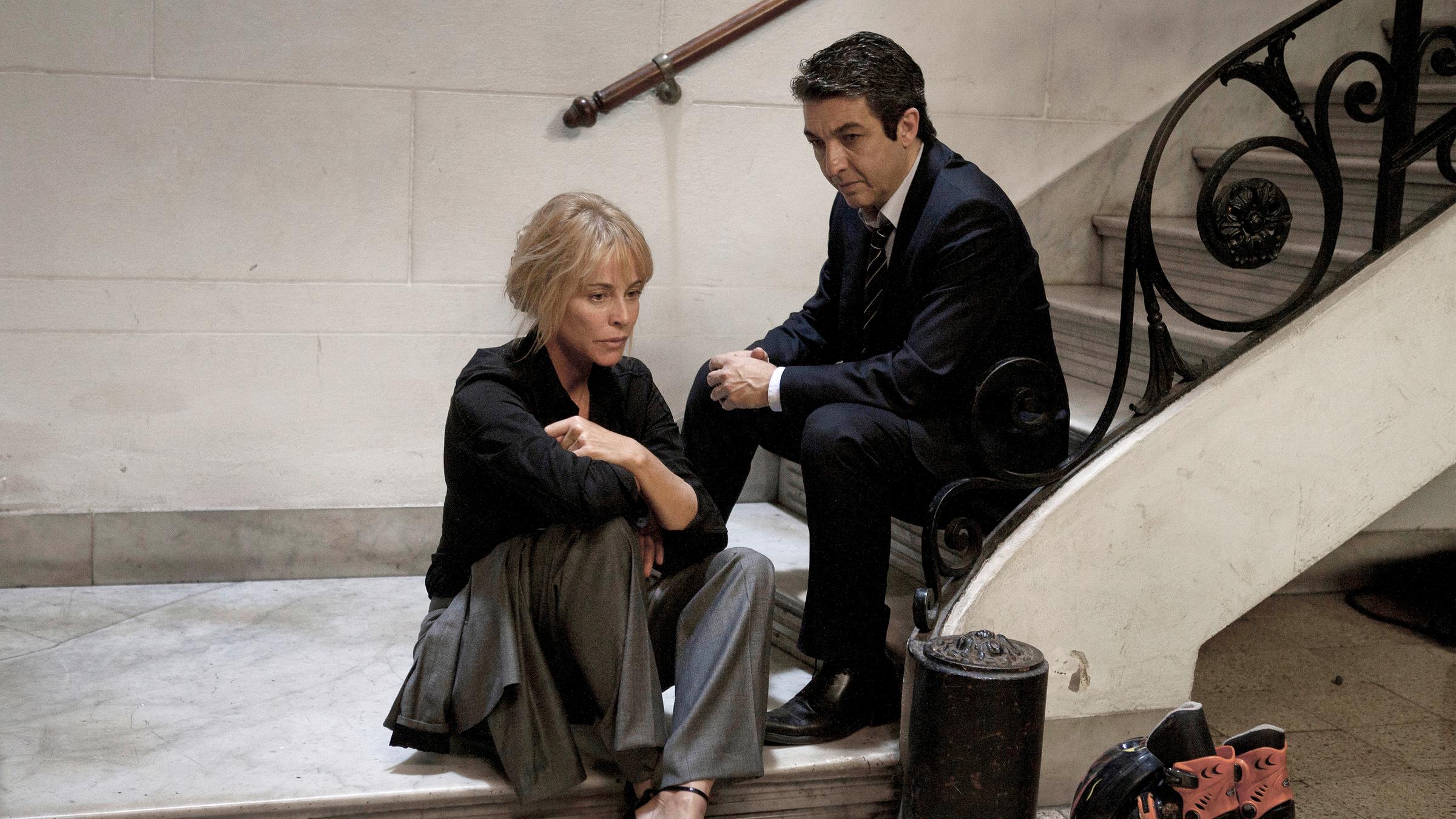 Delia (Belén Rueda) und Sebastián (Ricardo Darín) sitzen am Treppenabsatz und sehen verzweifelt aus. 