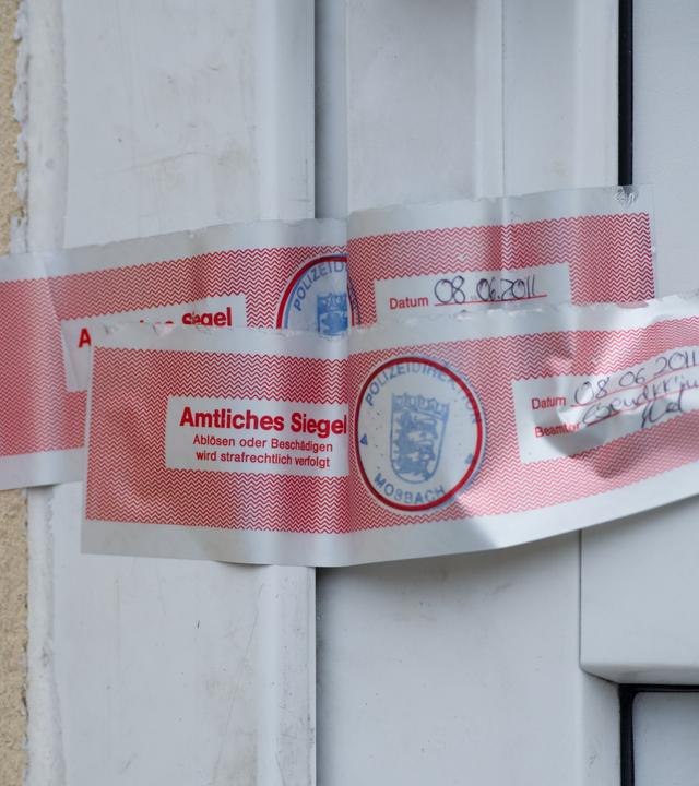 "Mördern auf der Spur: Verschwundene Leichen": Polizeisiegel an einer Tür.