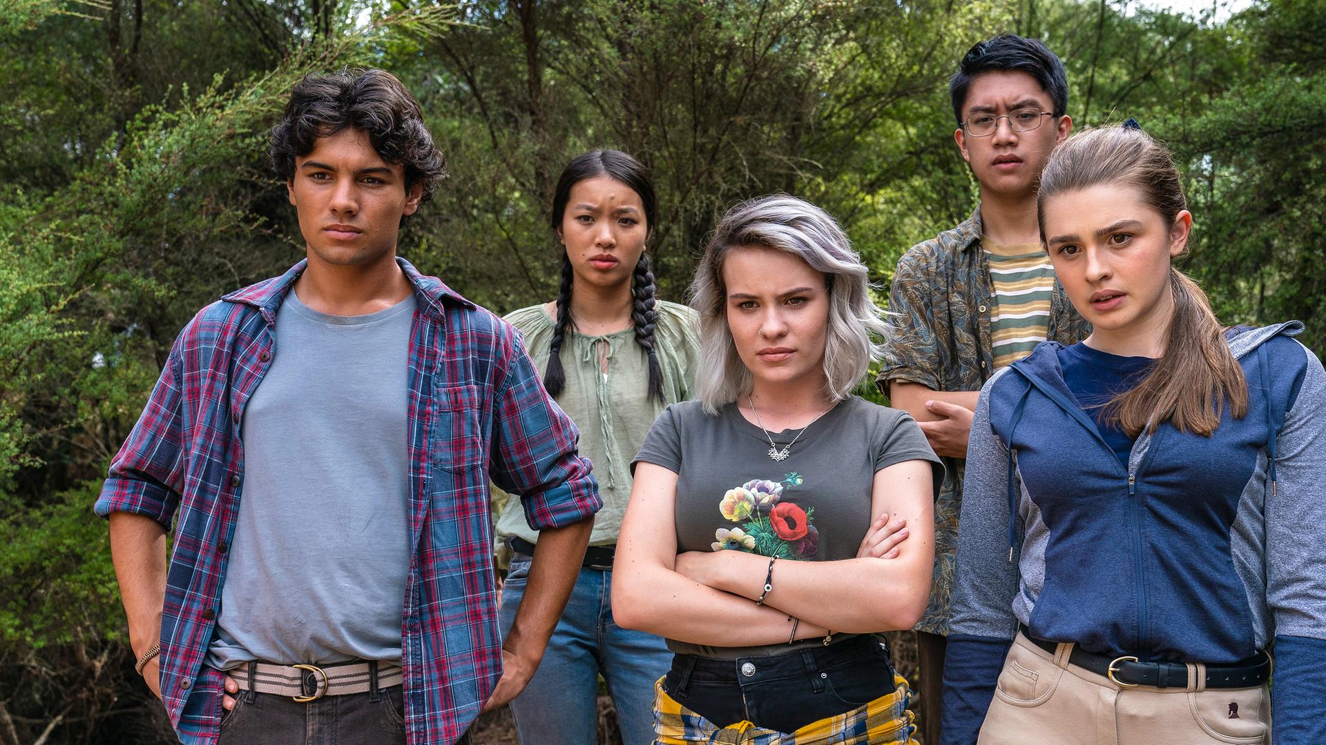 Dan, Caroline, Issie, Caleb und Natasha stehen im Wald.