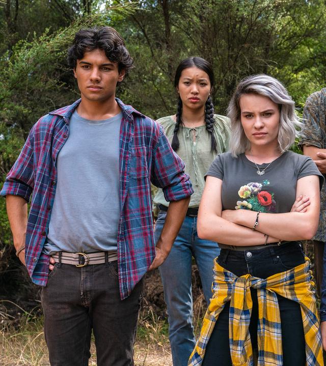 Dan, Caroline, Issie, Caleb und Natasha stehen im Wald.