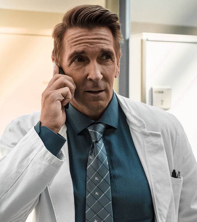Dr. Alexander Kahnweiler (Mark Keller) telefoniert im Krankenhausflur.