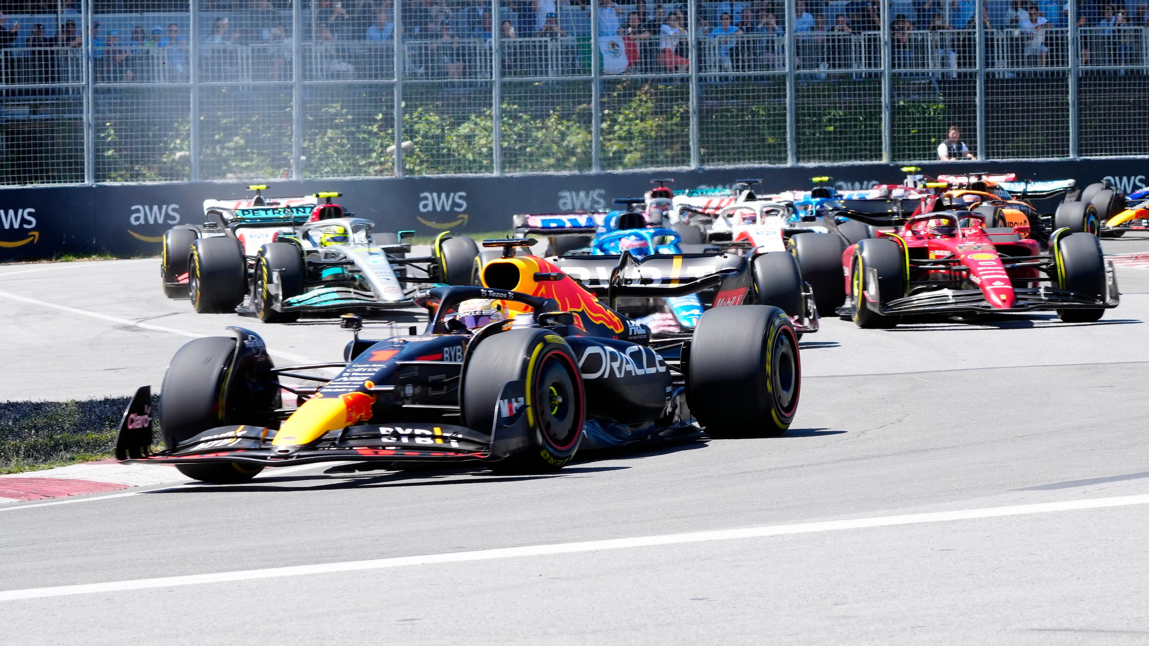 Formel-1-Weltmeisterschaft, Grand Prix von Kanada: Max Verstappen (vorne) aus den Niederlanden vom Team Red Bull führt das Feld an