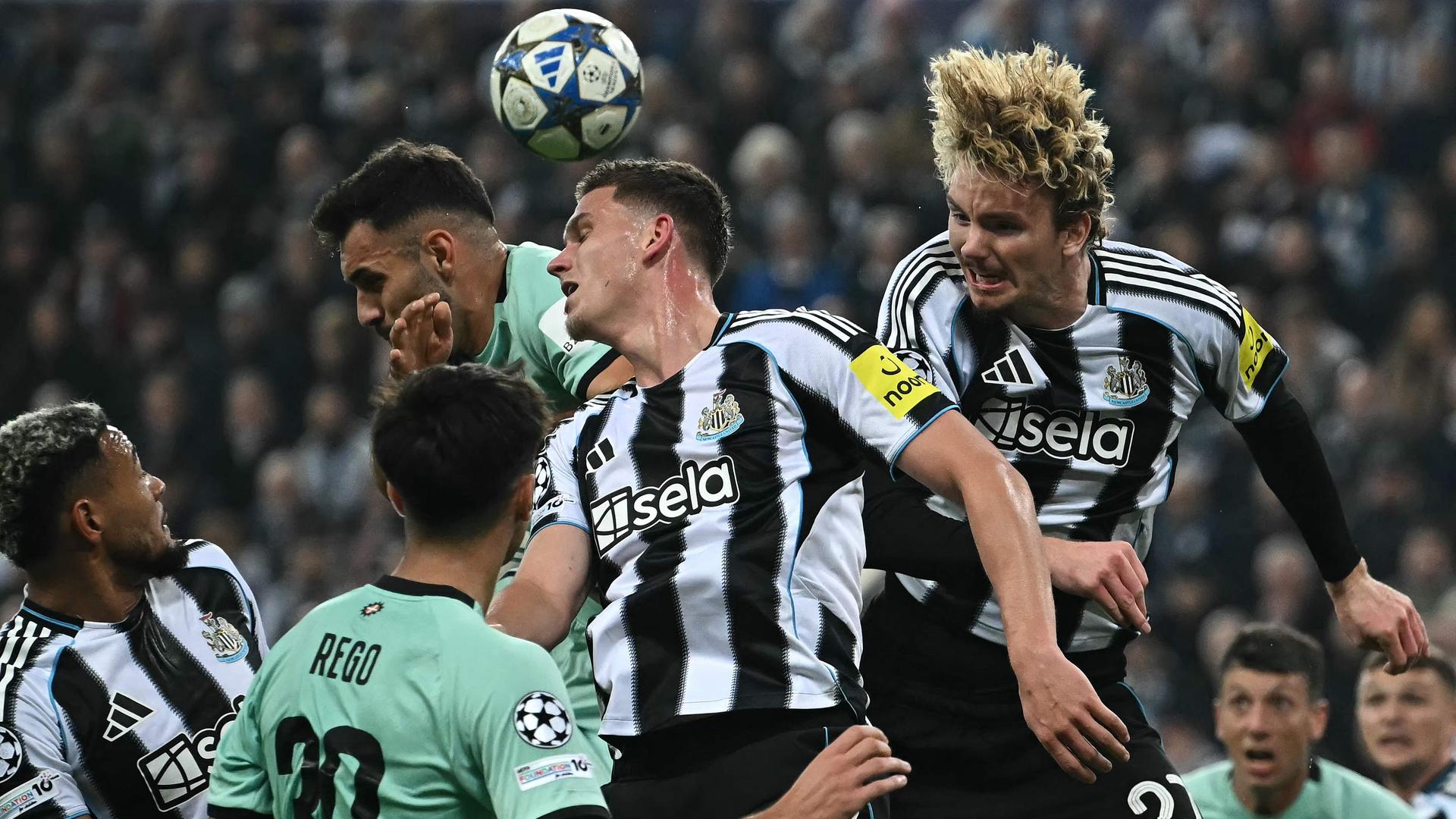 Nick Woltemade und Sven Botman verteidigen zusammen eine Ecke, die von Athletic Bilbao getreten wurde