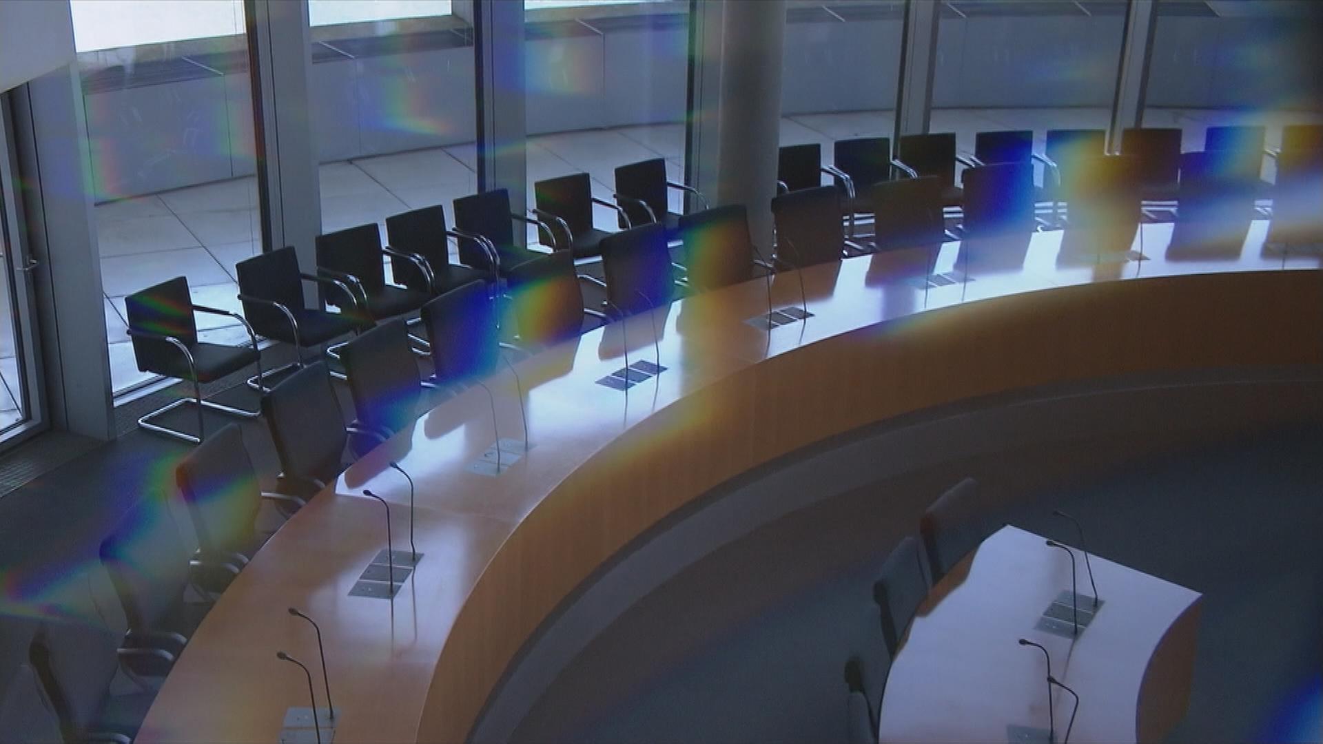 Verteidigungsausschuss - Symbolbild Tagungsraum