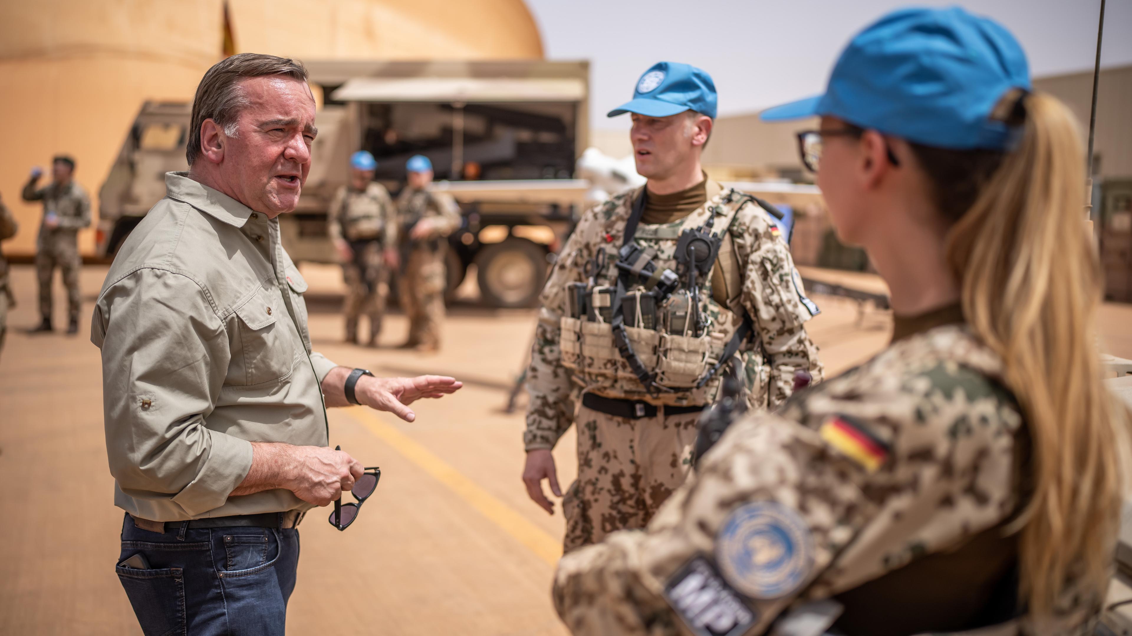 Mali, Gao: Boris Pistorius (SPD), Verteidigungsminister lässt sich im Bundeswehr Feldlager Camp Castor die verschiedenen Einsatzfähigkeiten der Truppe erklären.