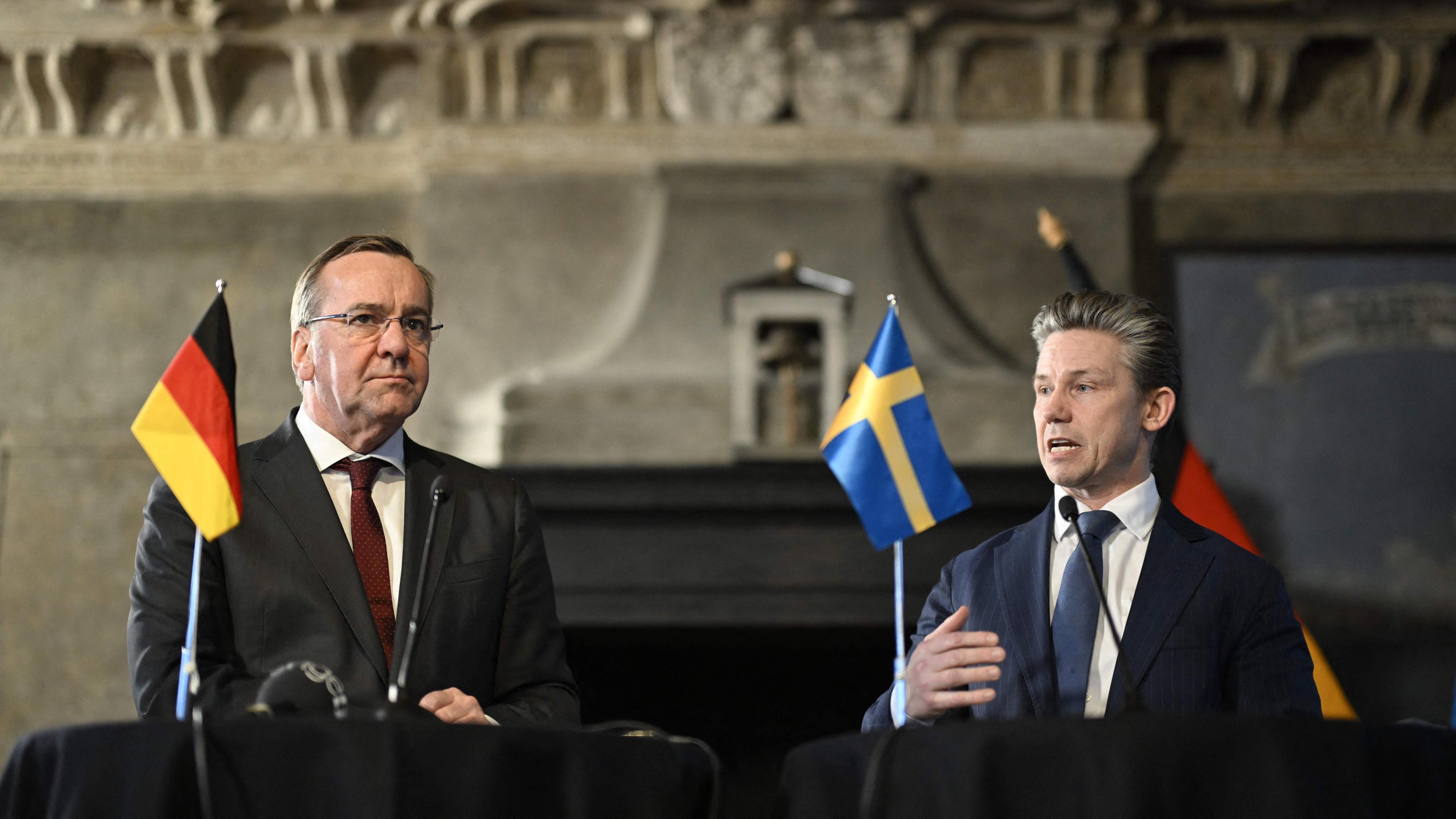 Schweden, Stockholm: Boris Pistorius (SPD), Bundesminister der Verteidigung, und sein schwedischer Amtskollege Pal Jonson geben im Schloss Karlberg eine Pressekonferenz.