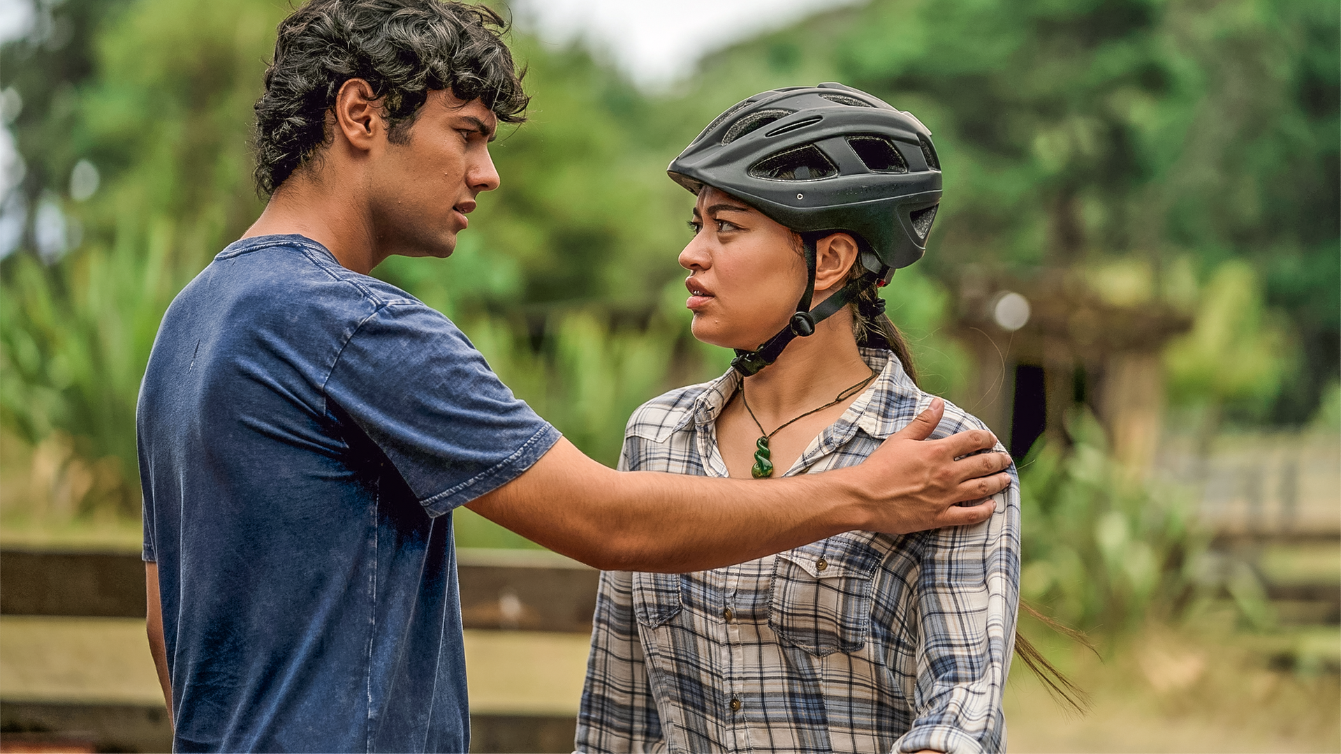 Dan hat seine Hand auf Maias Schulter gelegt. Die beiden sehen unglücklich aus.
