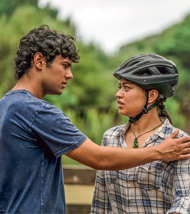 Dan hat seine Hand auf Maias Schulter gelegt. Die beiden sehen unglücklich aus.