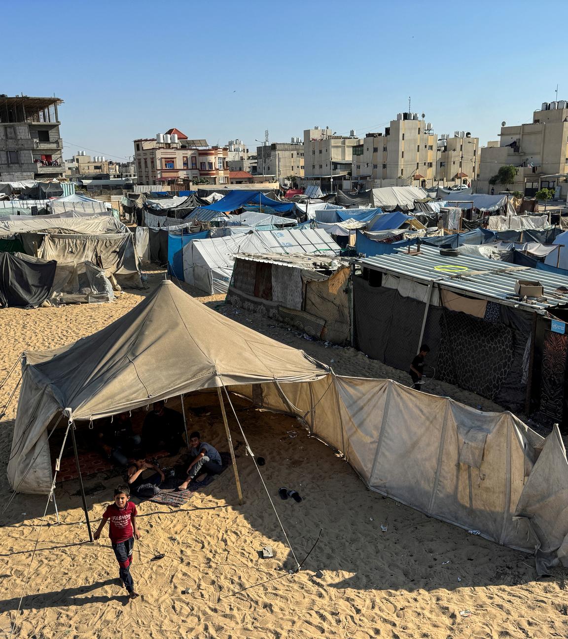 Vertriebene Palästinenser, die aufgrund der israelischen Militäroffensive aus ihren Häusern geflohen sind, suchen Schutz in einem Zelt in Rafah im südlichen Gazastreifen, 13.05.2024.