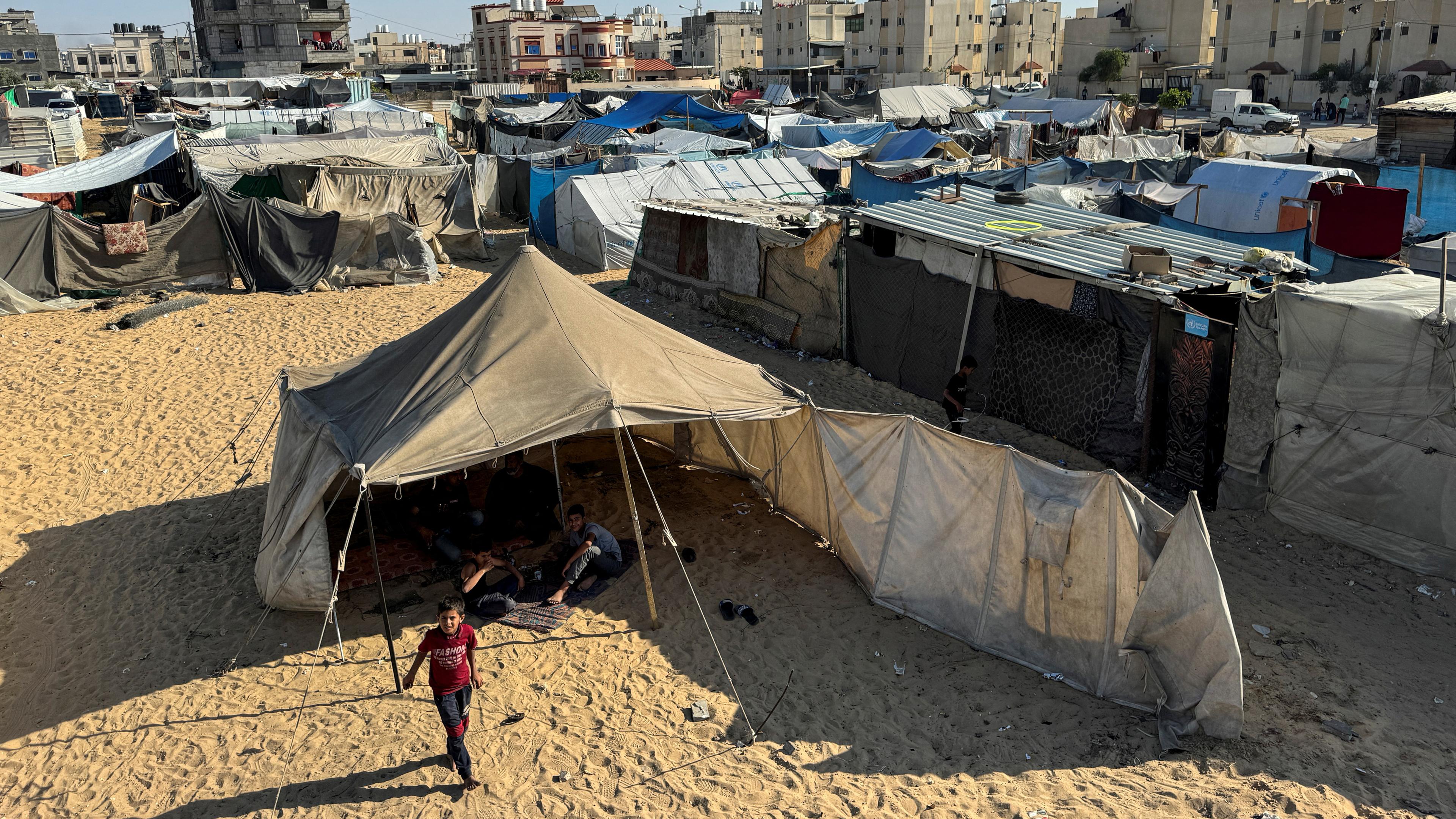 Vertriebene Palästinenser, die aufgrund der israelischen Militäroffensive aus ihren Häusern geflohen sind, suchen Schutz in einem Zelt in Rafah im südlichen Gazastreifen, 13.05.2024.