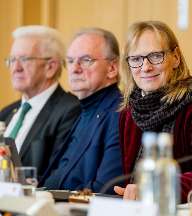 Mitglieder des ZDF-Verwaltungsrates während einer Verwaltungsratssitzung: Prof. Dr. Birgitta Wolff lächelt in die Kamera, während Winfried Kretschmann und Dr. Reiner Haseloff lauschend in die Fernseh sehen