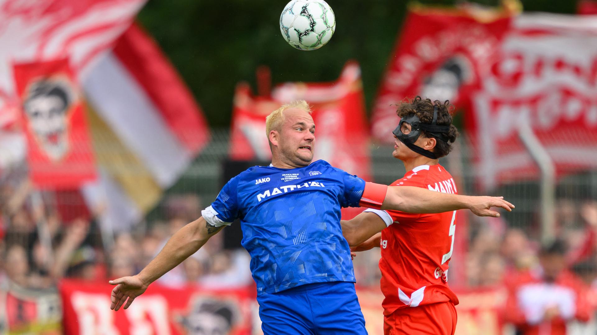 Andy Hebler (l.) vom VfB Krieschow im Zweikampf mit Fabio Gruber (1. FSV Mainz 05) im DFB-Pokal.