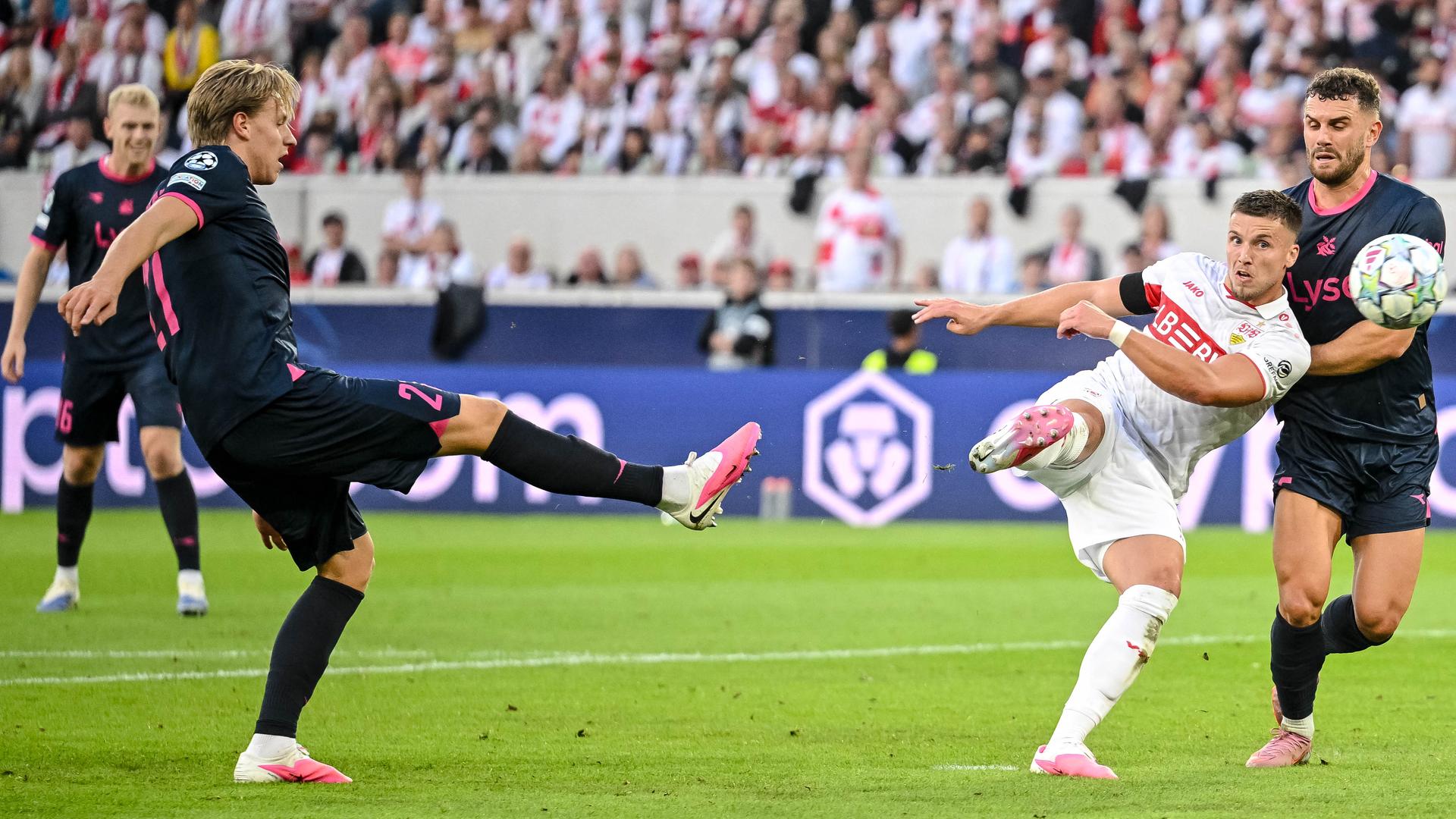 Champions League, VfB Stuttgart - Viking Stavanger: Ermedin Demirovic (VfB Stuttgart) mit dem Torschuss zum 3:1