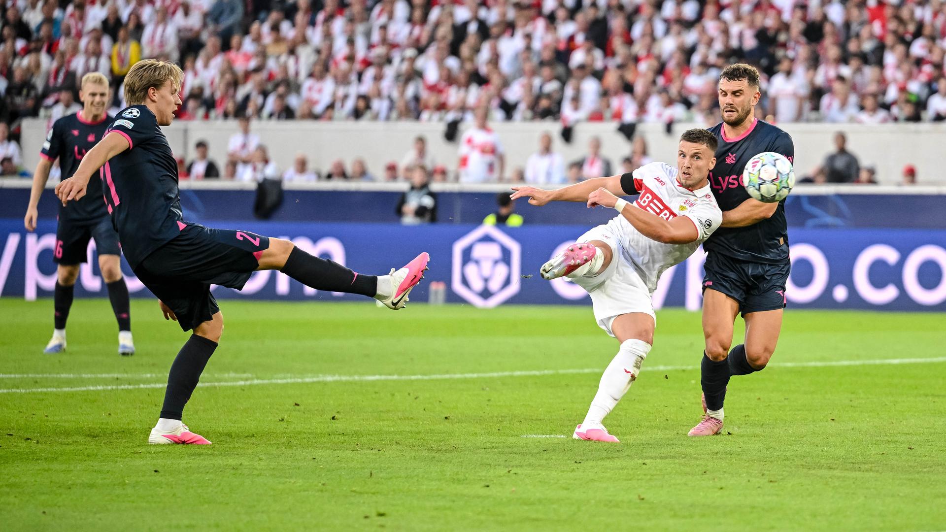 Champions League, VfB Stuttgart - Viking Stavanger: Ermedin Demirovic (VfB Stuttgart) mit dem Torschuss zum 3:1