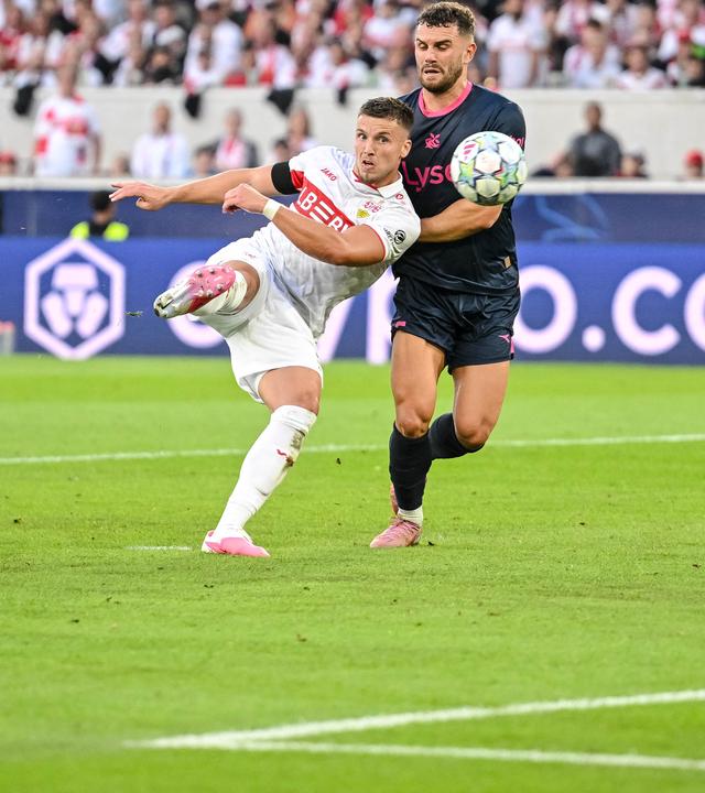 Champions League, VfB Stuttgart - Viking Stavanger: Ermedin Demirovic (VfB Stuttgart) mit dem Torschuss zum 3:1