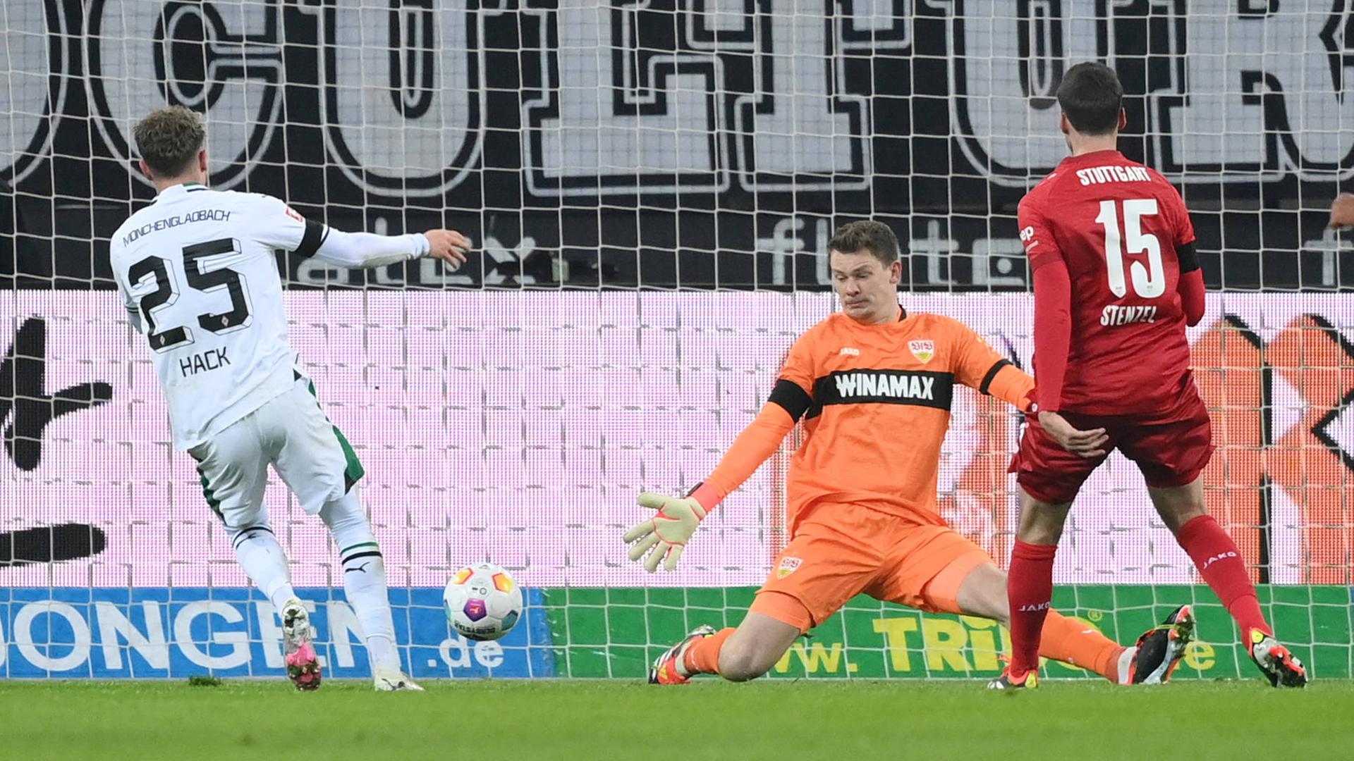Robin Hack (Borussia Moenchengladbach), li., erzielt gegen Torwart Alexander Nübel (VfB Stuttgart) das Tor zum 2:0.