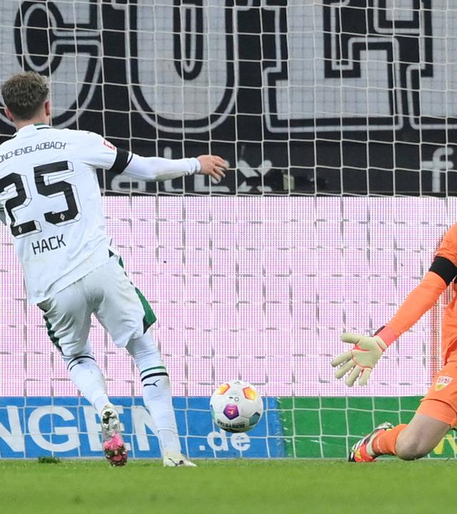 Robin Hack (Borussia Moenchengladbach), li., erzielt gegen Torwart Alexander Nübel (VfB Stuttgart) das Tor zum 2:0.