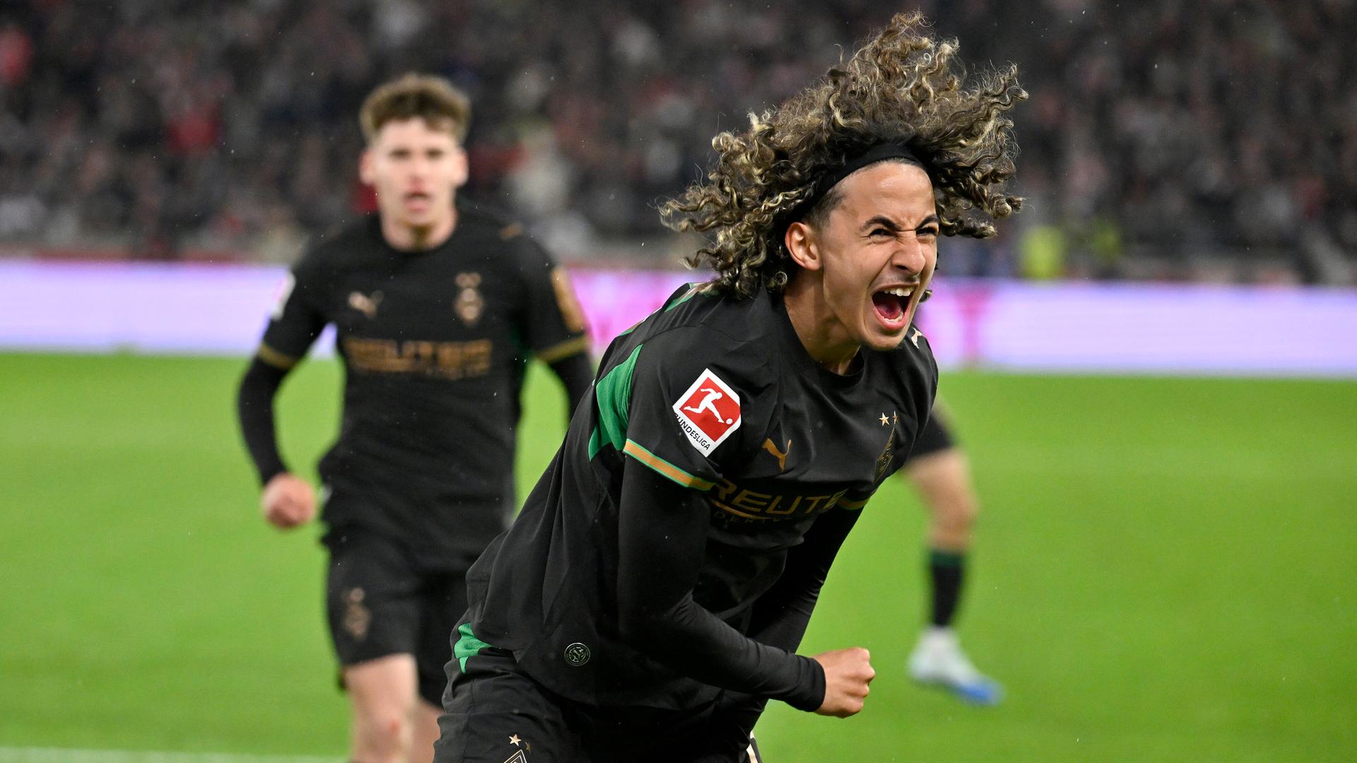 Torjubel sorgt für Provokation: Borussia Mönchengladbachs Wael Mohya in Richtung Stuttgarter Ersatzbank.