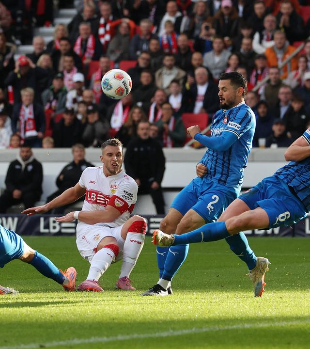 Die Spieler des VfB Stuttgart und des 1. FC Heidenheim kämpfen.