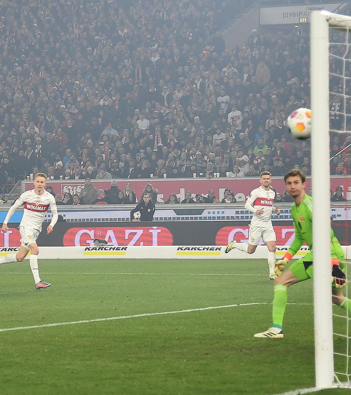 Chris Führich (VfB Stuttgart) schießt das Tor zum 2:0.