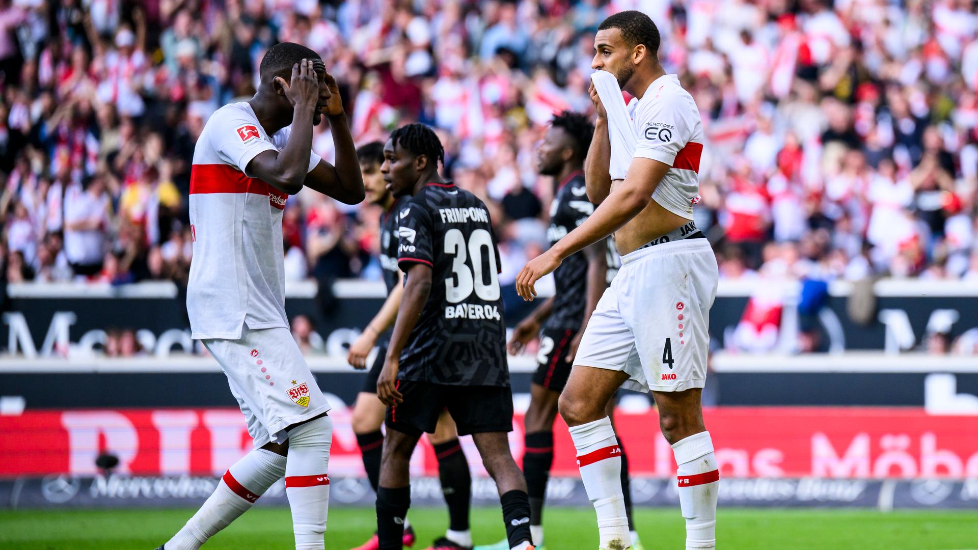 14.05.2023, Baden-Württemberg, Stuttgart: Fußball: Bundesliga, VfB Stuttgart - Bayer Leverkusen, 32. Spieltag, Mercedes-Benz-Arena. Stuttgarts Josha Vagnoman (r) und Stuttgarts Serhou Guirassy (l) reagieren unzufrieden.