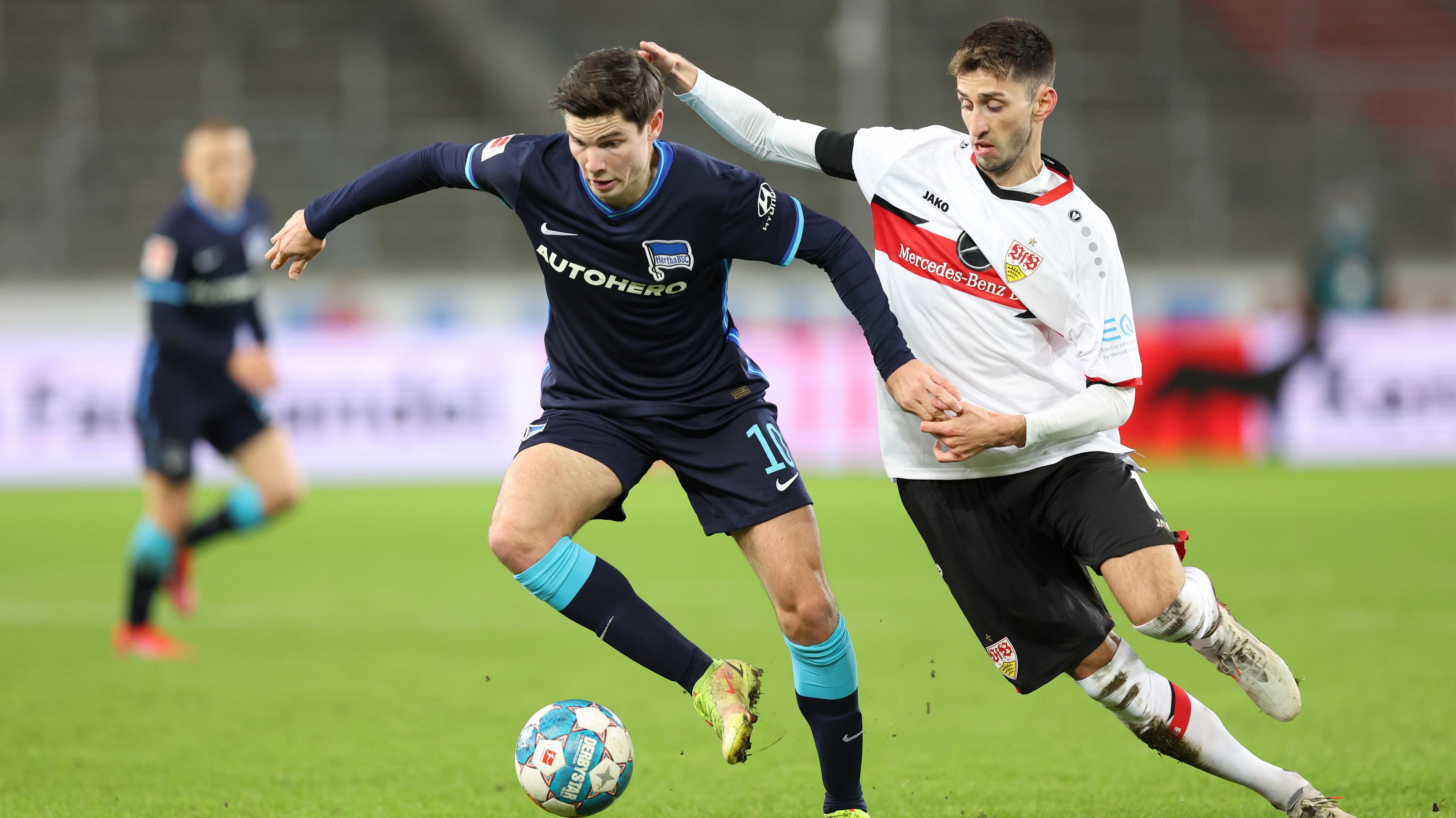 Stuttgarts Atakan Karazor (r) und Herthas Jurgen Ekkelenkam im Zweikampf