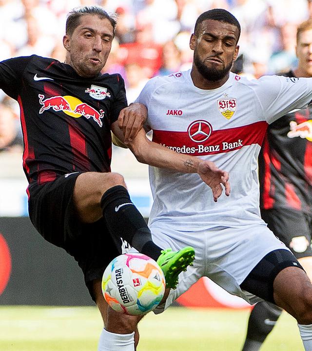Kevin Kampl (RB Leipzig 44) und Josha Vagbinab (VfB Stuttgart, 04) im Zweikampf am 07.08.2022.