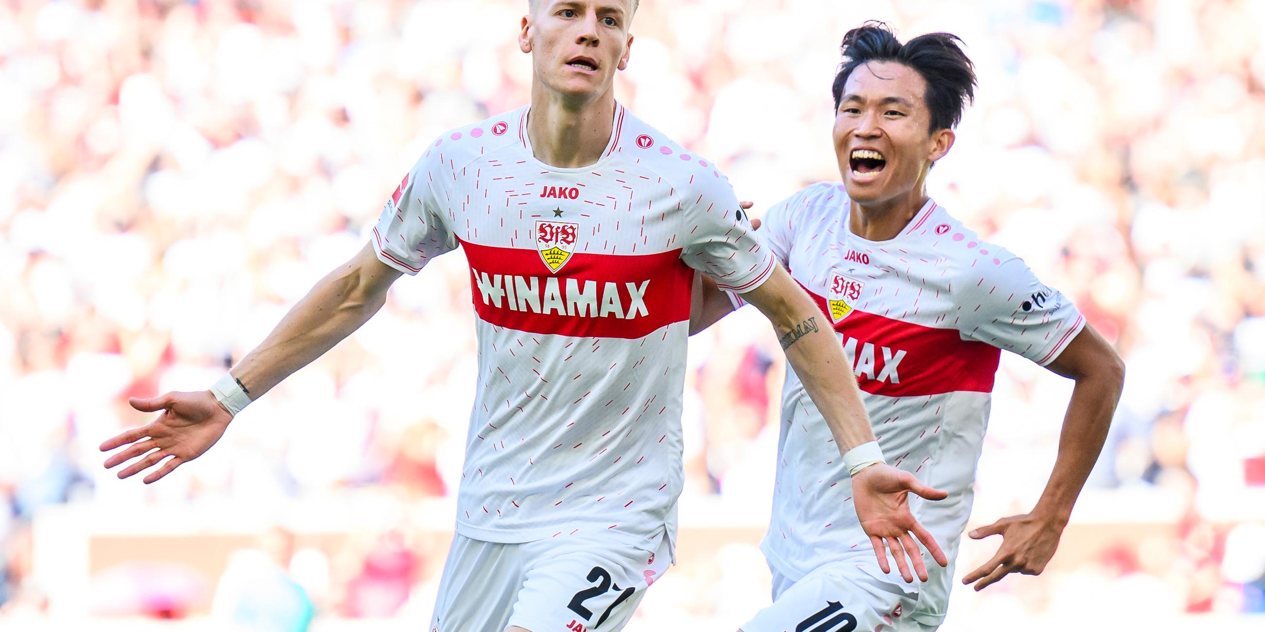 Chris Führich und Woo-yeong Jeong bejubeln ein Tor des VfB Stuttgart