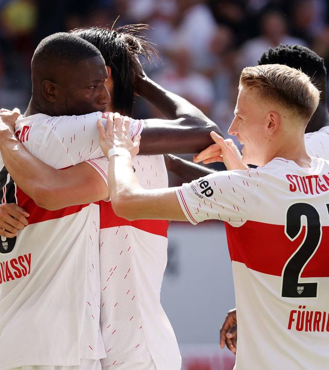 Serhou Guirassy und Chris Führich (beide VfB Stuttgart) jubeln nach dem 3:0.