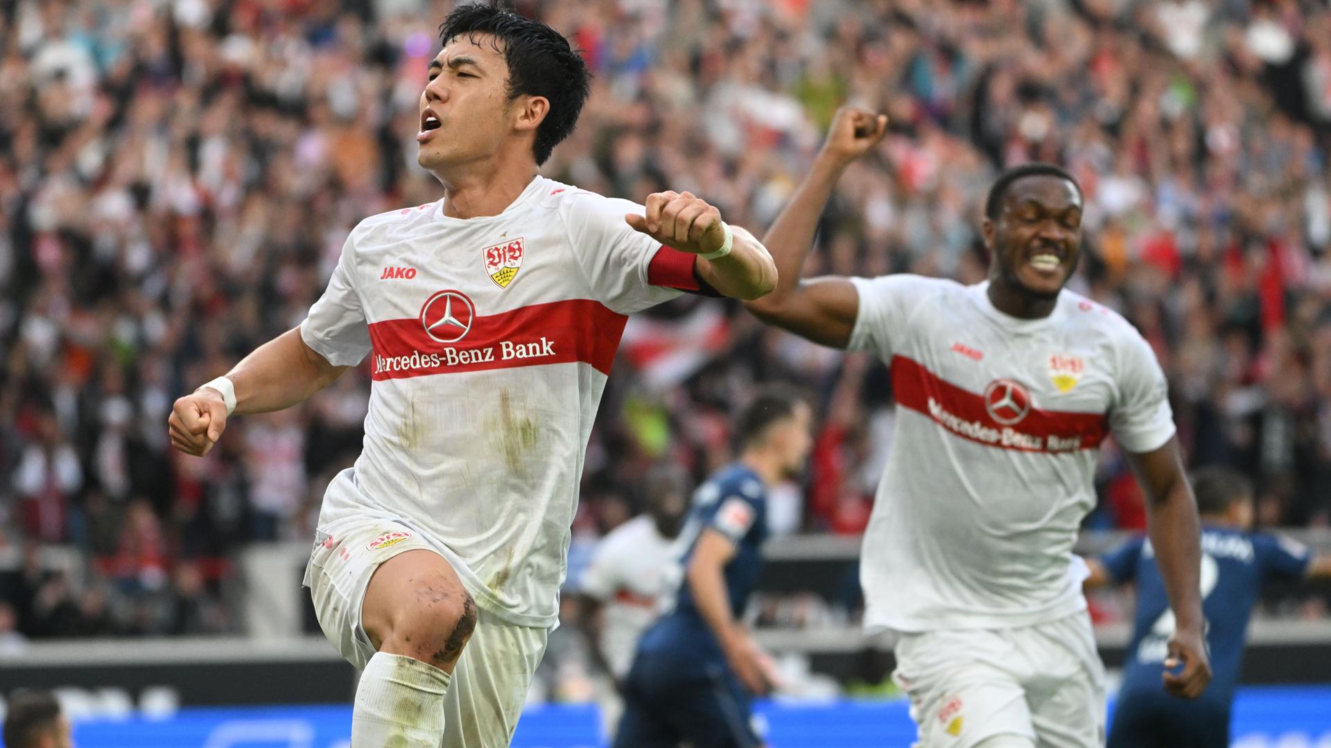 15.10.2022, Baden-Württemberg, Stuttgart: Fußball: Bundesliga, VfB Stuttgart - VfL Bochum, 10. Spieltag, in der Mercedes-Benz-Arena. Stuttgarts Wataru Endo (l) jubelt nach seinem Tor zum 4:1.