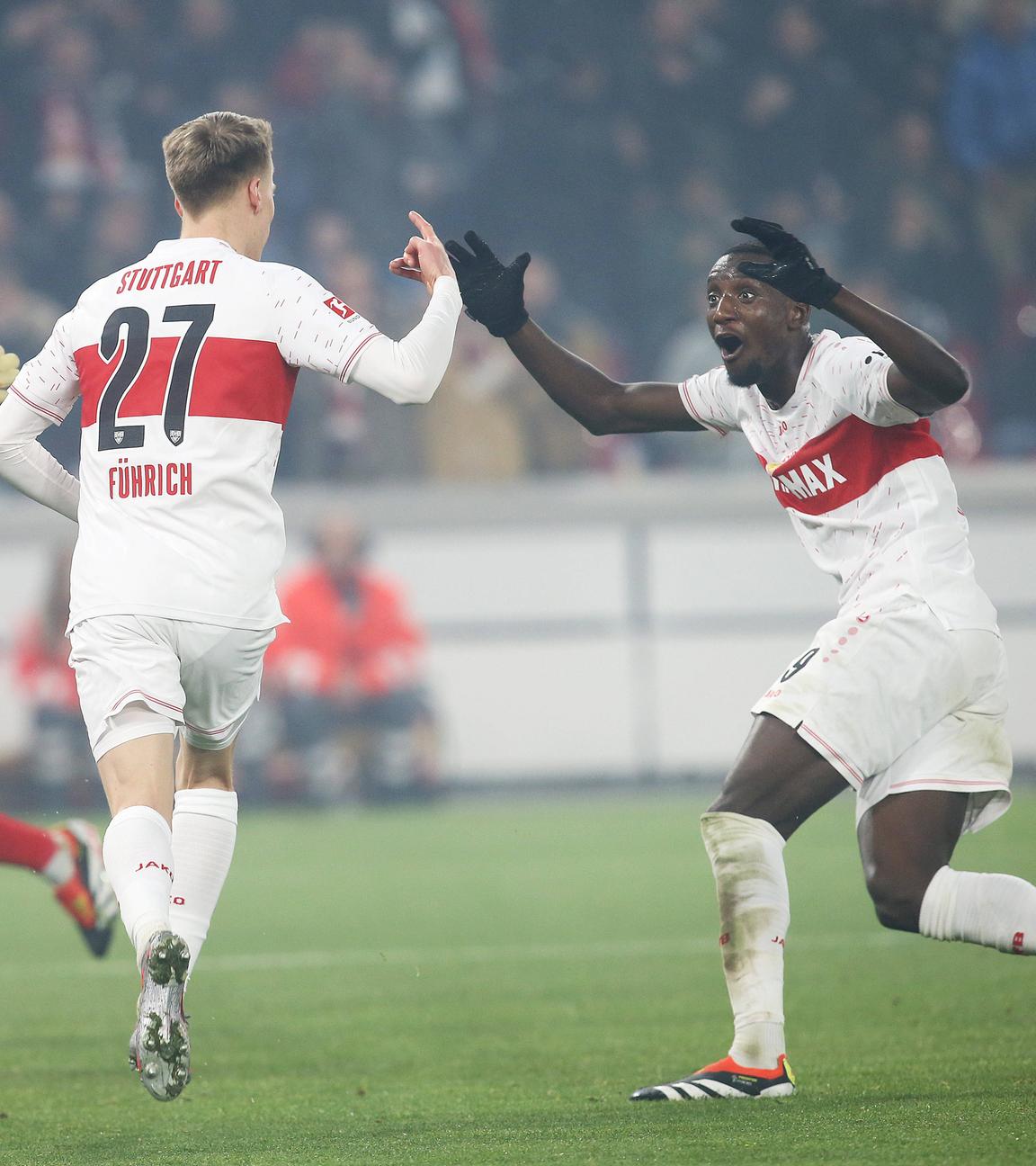 Chris Führich und Serhou Guirassy (rechts) feiern Führichs Tor zum 2:0 des VfB Stuttgart gegen Union Berlin