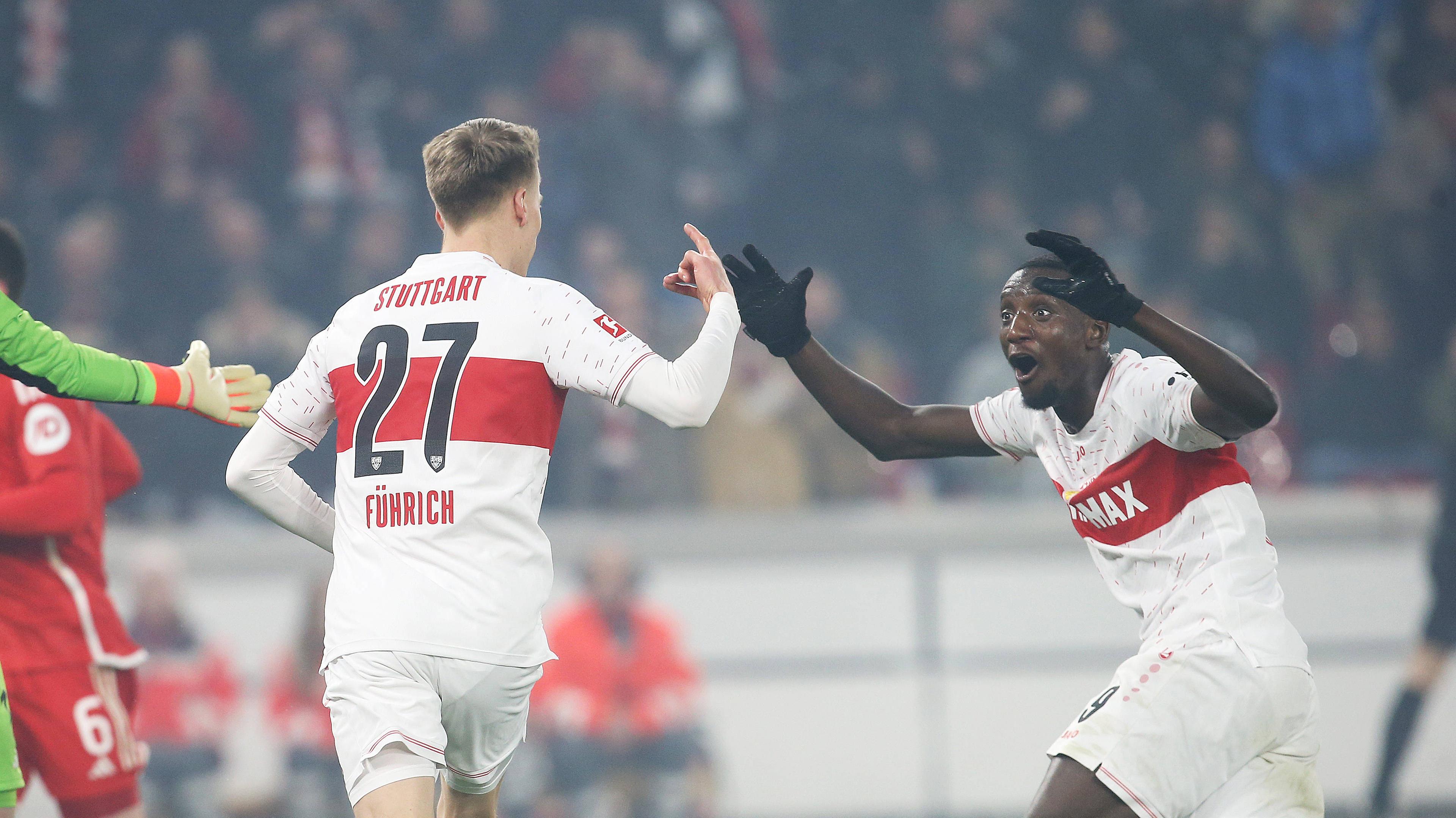 Chris Führich und Serhou Guirassy (rechts) feiern Führichs Tor zum 2:0 des VfB Stuttgart gegen Union Berlin