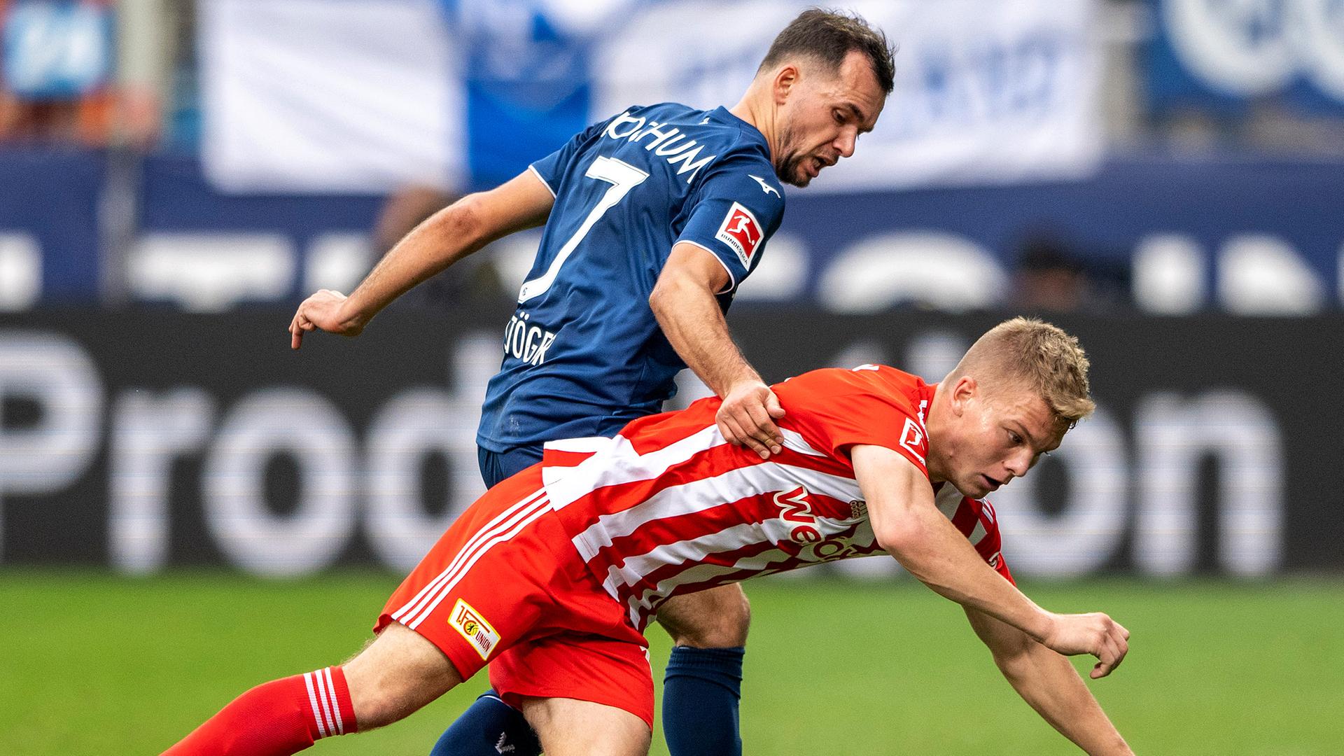 Bochums Kevin Stöger (l) und Berlins Andras Schäfer kämpfen um den Ball am 23.10.2022 in Bochum.
