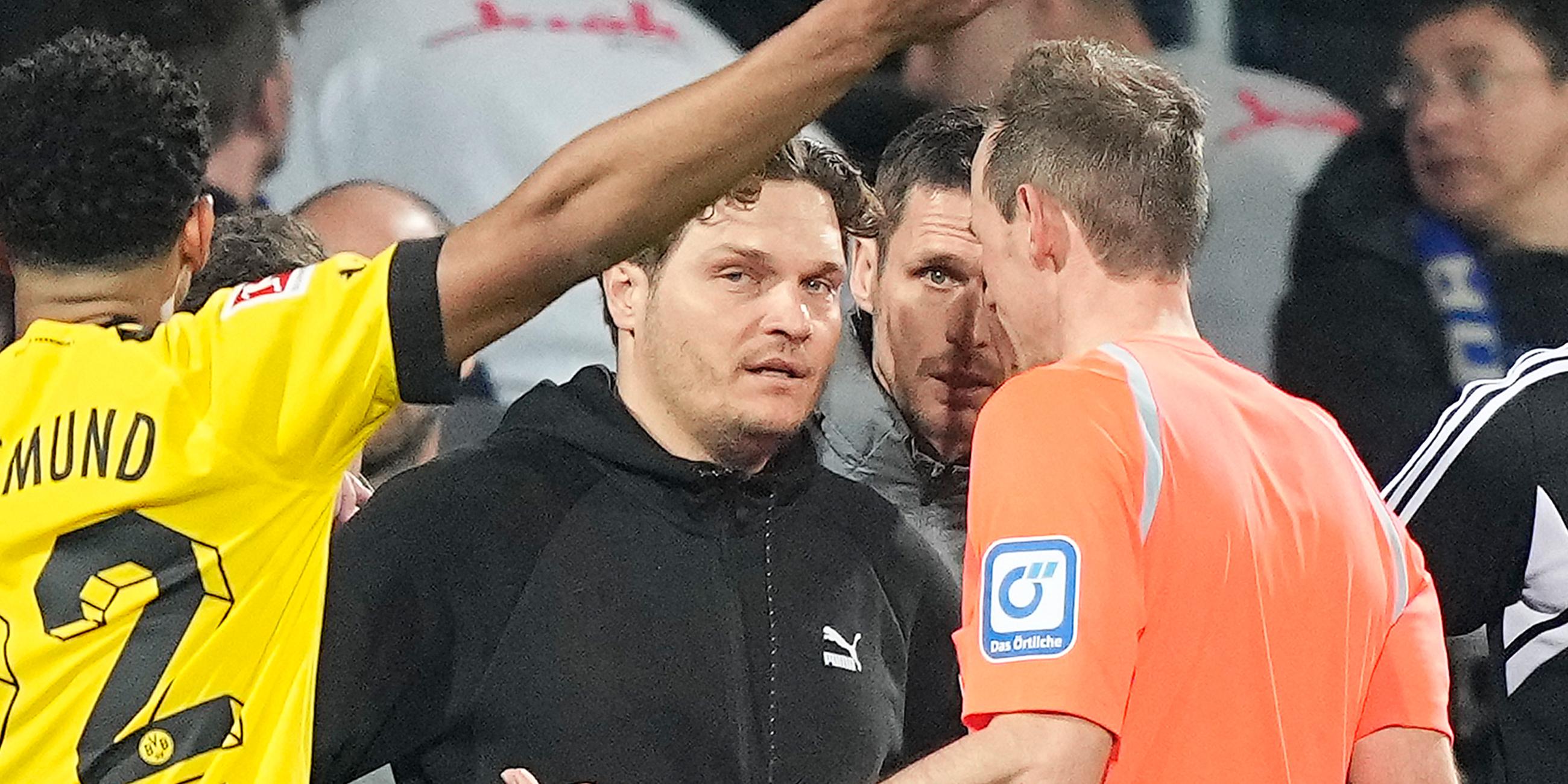 Dortmund's Trainer Edin Terzic beschwert sich beim Schiedsrichter Sascha Stegemann.