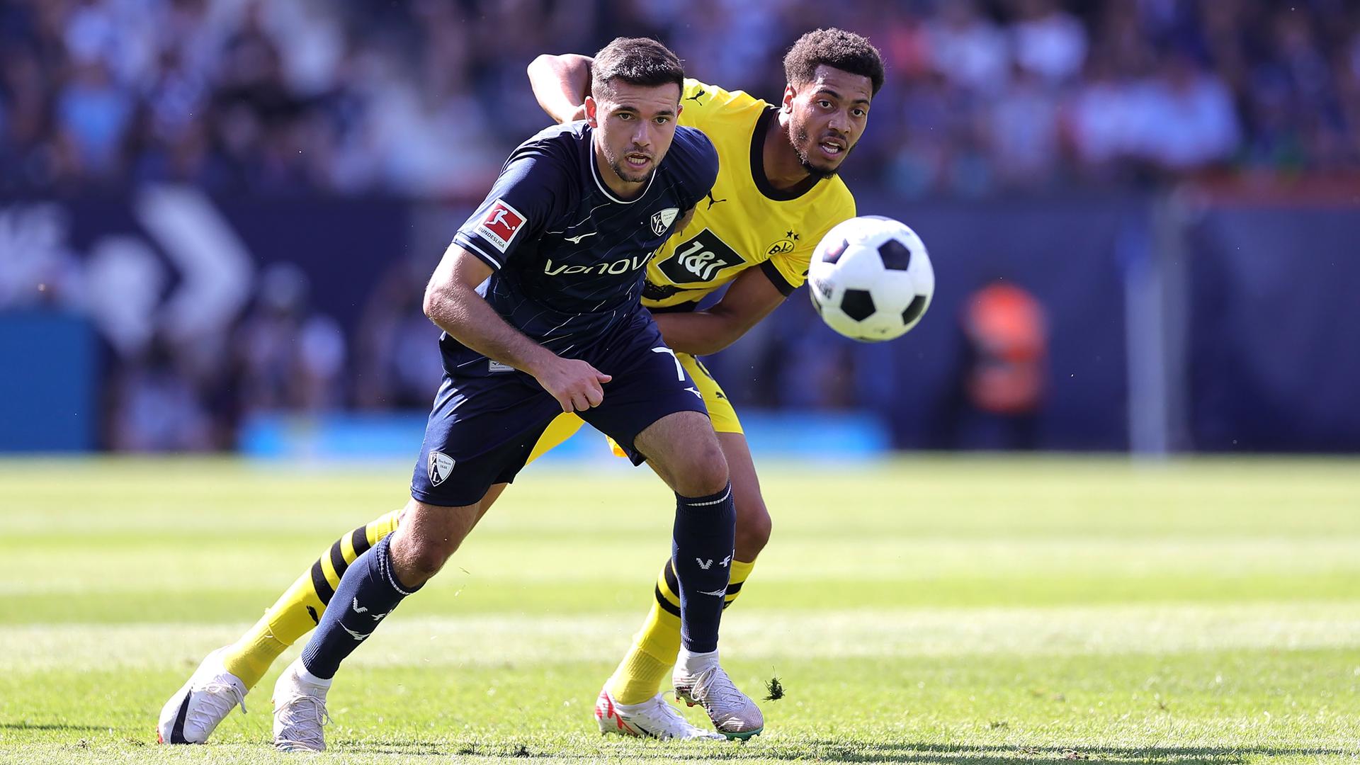 Der Dortmunder Felix Nmecha (R) im Einsatz gegen den Bochumer Kevin Stoeger (L) während des Bundesliga-Fußballspiels zwischen dem VfL Bochum und Borussia Dortmund in Bochum, Deutschland, 26.08.2023
