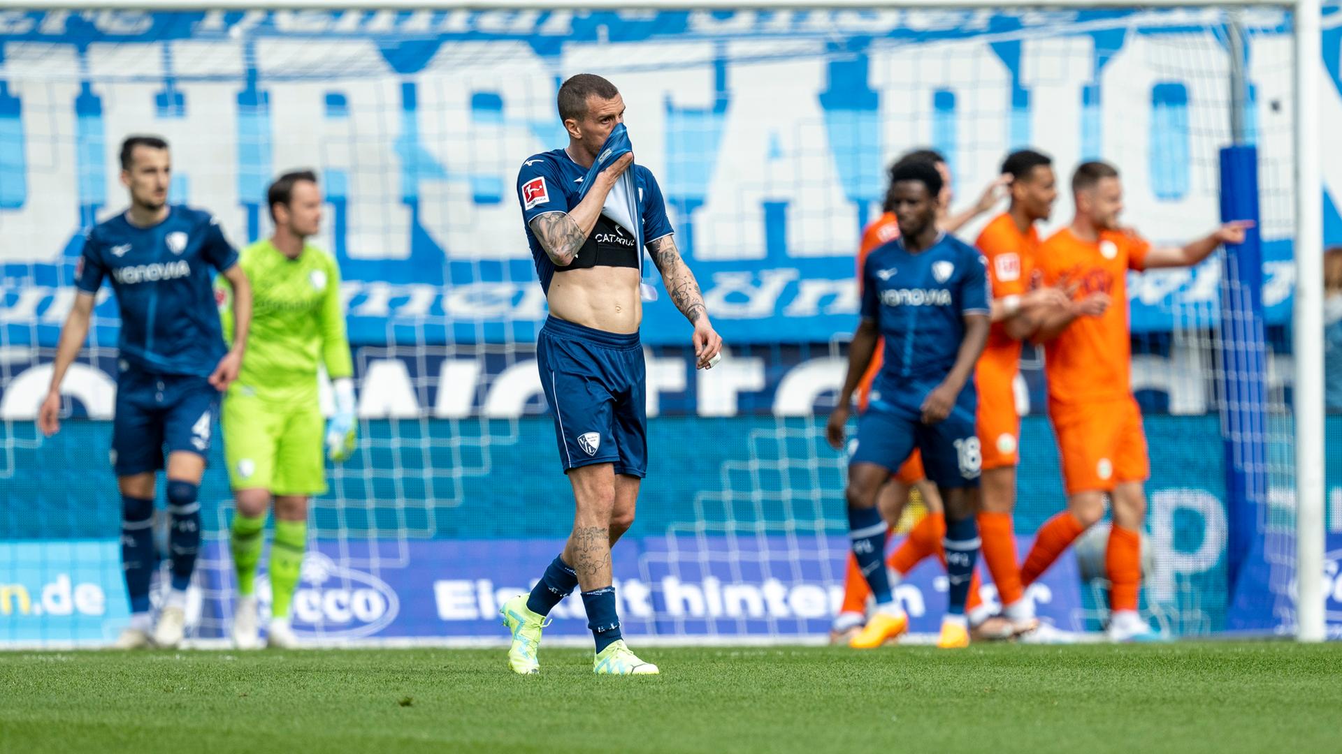 22.04.2023, Nordrhein-Westfalen, Bochum: Fußball: Bundesliga, VfL Bochum - VfL Wolfsburg, 29. Spieltag, Vonovia Ruhrstadion: Bochums Simon Zoller ist enttäuscht nach dem Gegentor zum 0:1