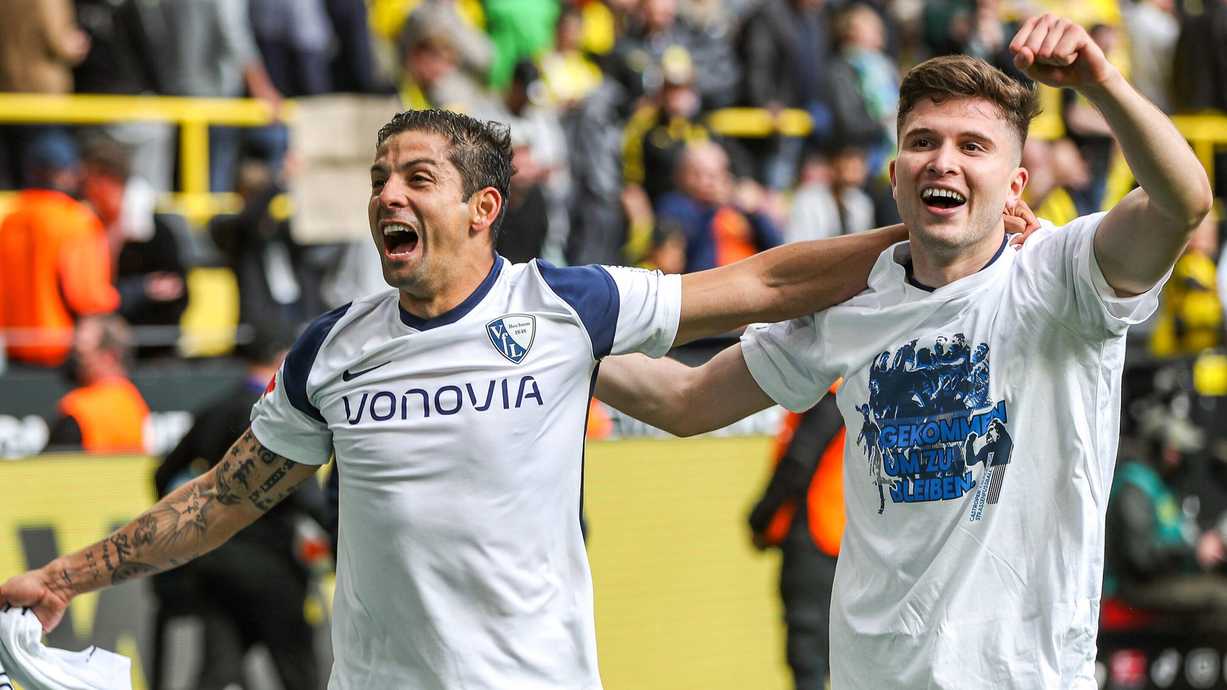 30.04.2022, 23. Spieltag, Cristian Gamboa und Elvis Rexhbecaj feiern den Sieg